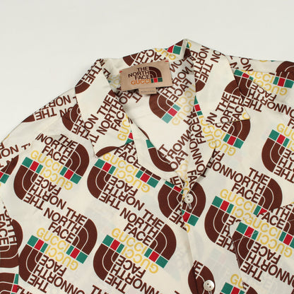 GUCCI × THE NORTH FACE シャツ オープンカラー 半袖 ロゴ総柄 シルク アイボリー ブラウン グッチ トップス GUCCI