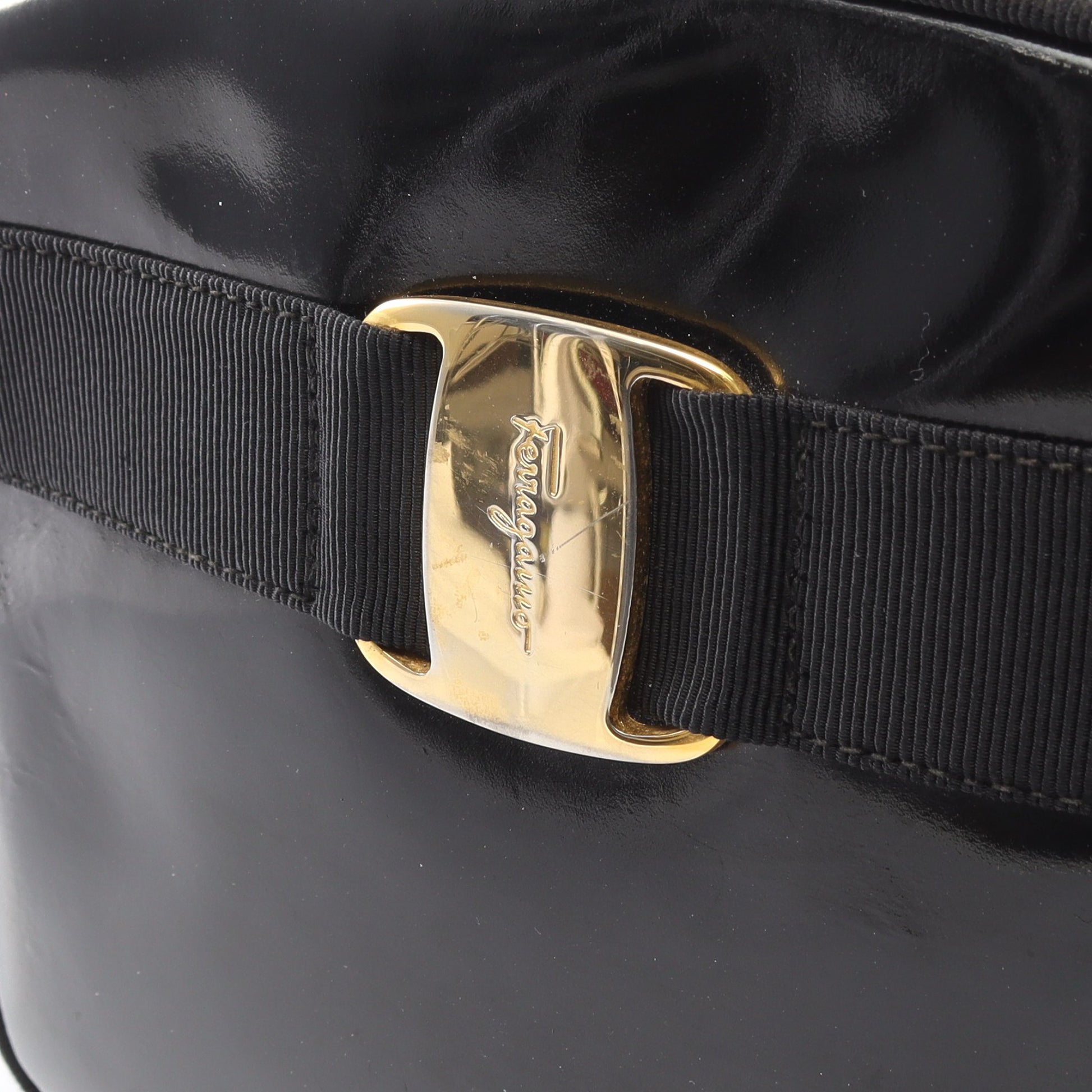 ヴァラリボン ショルダーバッグ エナメルレザー ブラック サルヴァトーレフェラガモ バッグ Salvatore Ferragamo
