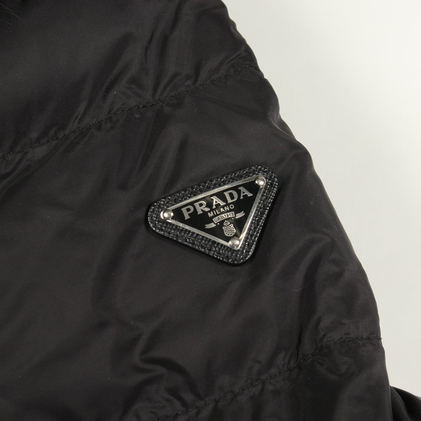 ダウンジャケット ナイロン ブラック 三角ロゴプレート ファー付き プラダ アウター PRADA