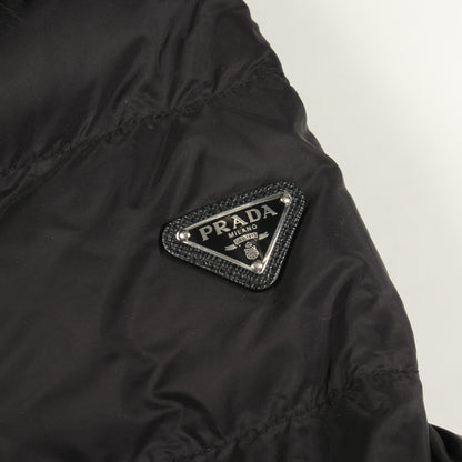 ダウンジャケット ナイロン ブラック 三角ロゴプレート ファー付き プラダ アウター PRADA