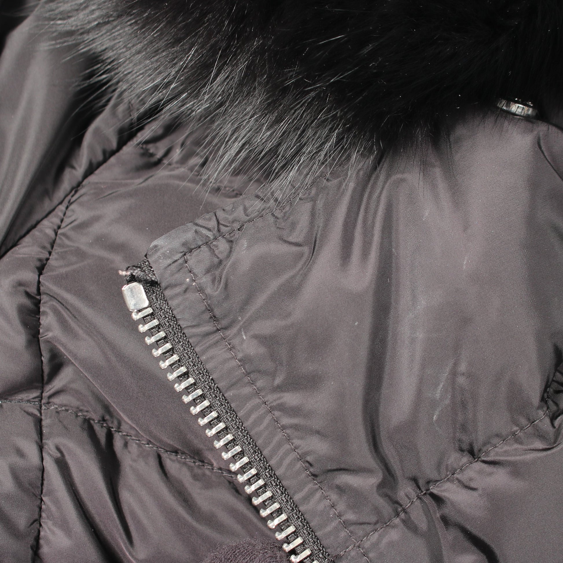 ダウンジャケット ナイロン ブラック 三角ロゴプレート ファー付き プラダ アウター PRADA