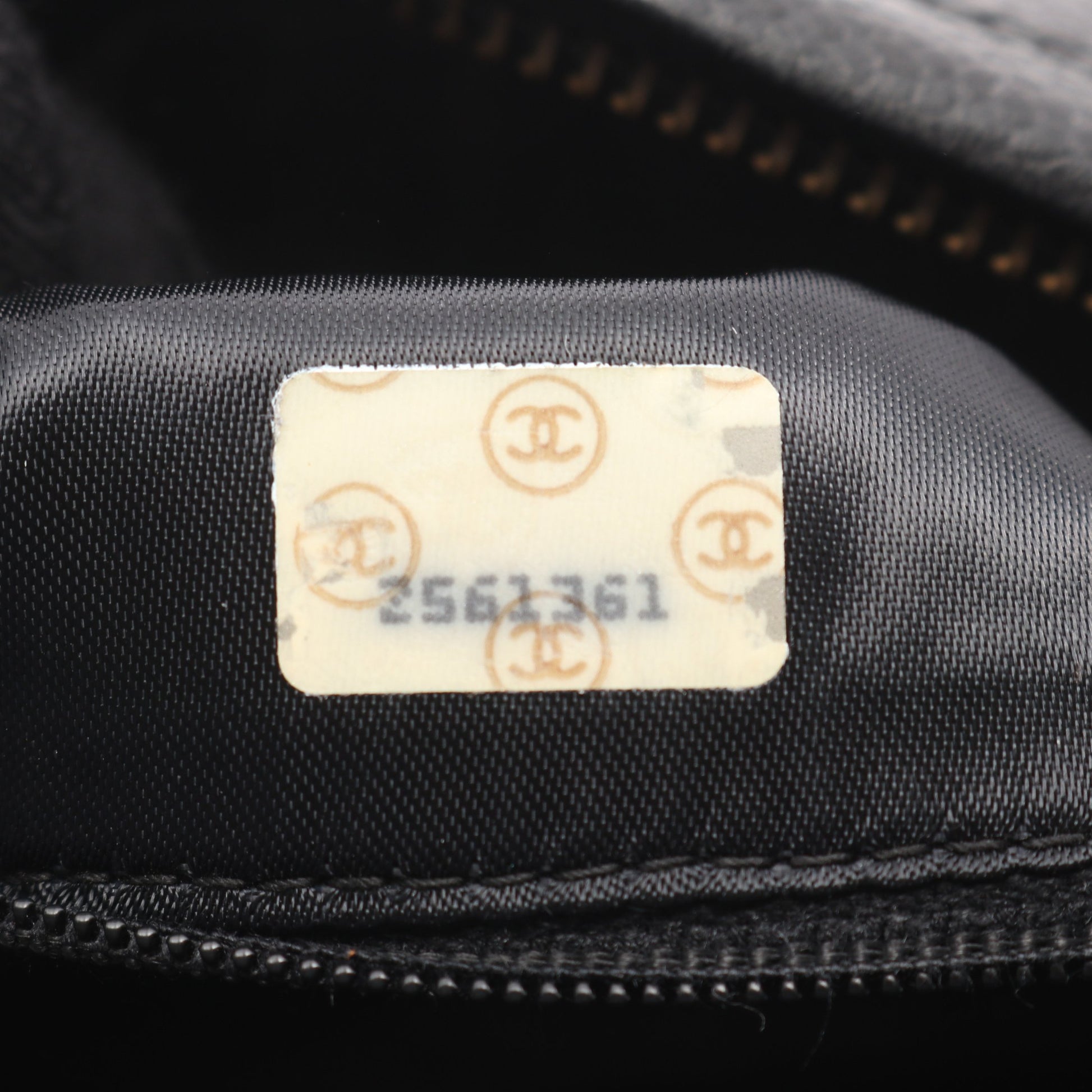Vステッチ シェブロン チェーンショルダーバッグ タッセル キャビアスキン ブラック ゴールド金具 シャネル バッグ CHANEL