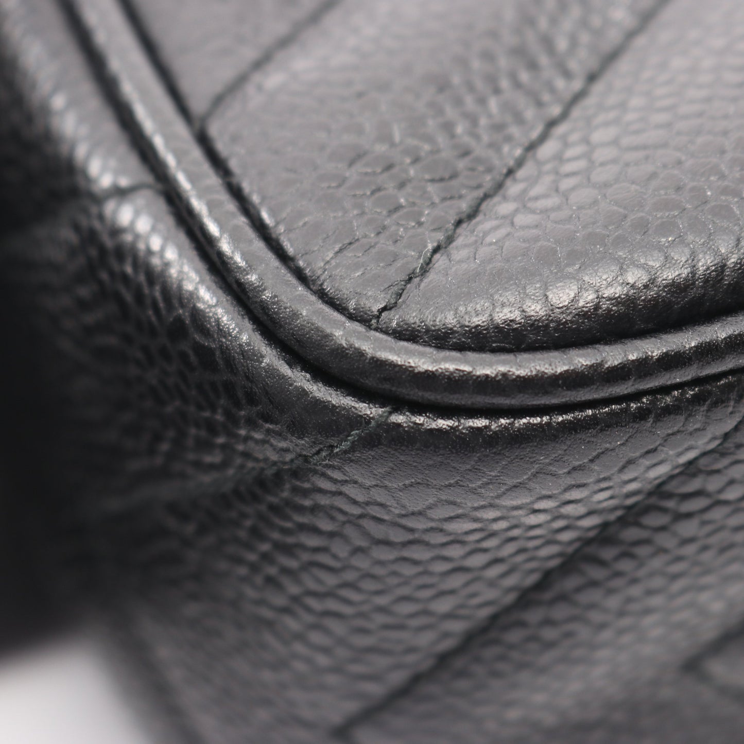 Vステッチ シェブロン チェーンショルダーバッグ タッセル キャビアスキン ブラック ゴールド金具 シャネル バッグ CHANEL
