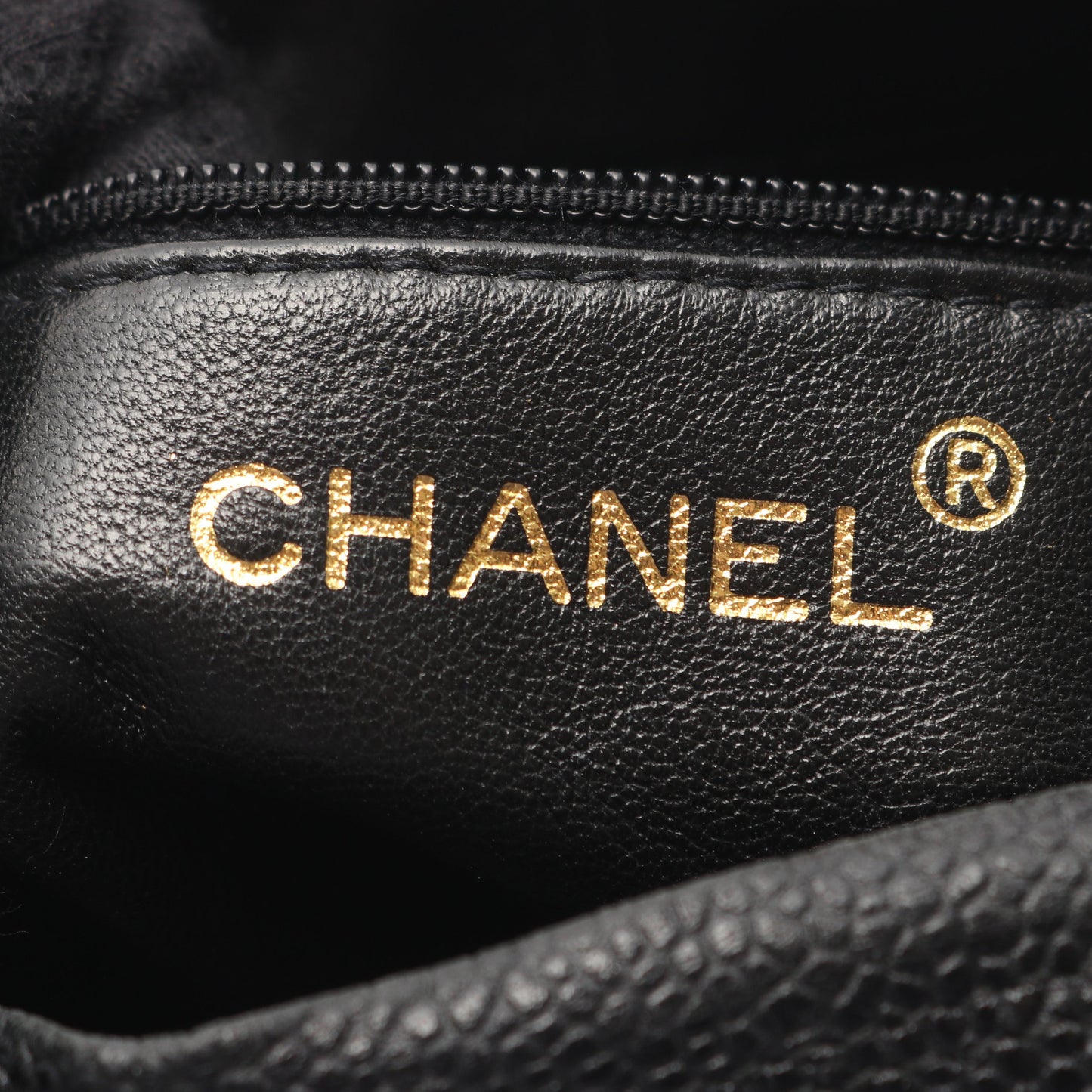 Vステッチ シェブロン チェーンショルダーバッグ タッセル キャビアスキン ブラック ゴールド金具 シャネル バッグ CHANEL