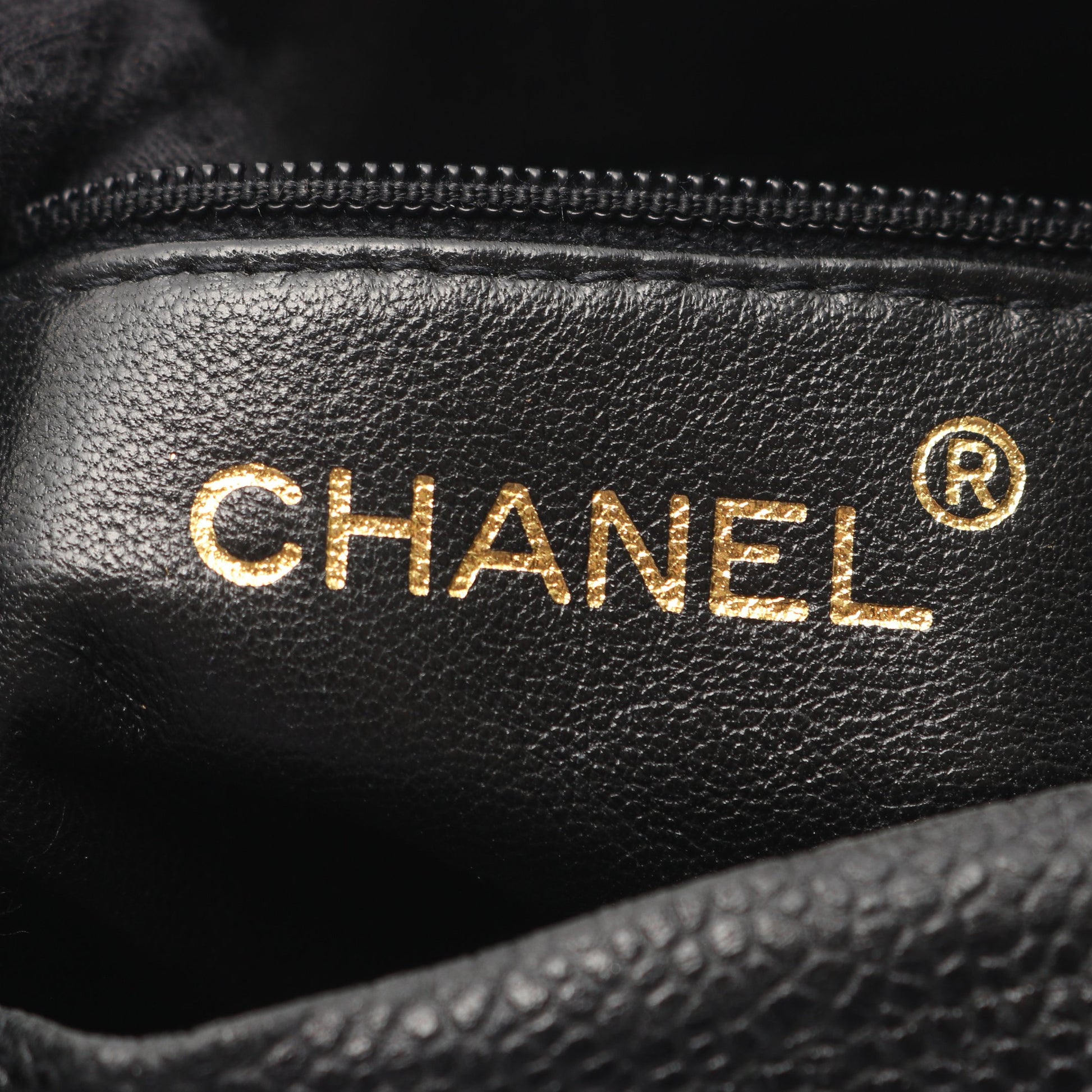 Vステッチ シェブロン チェーンショルダーバッグ タッセル キャビアスキン ブラック ゴールド金具 シャネル バッグ CHANEL