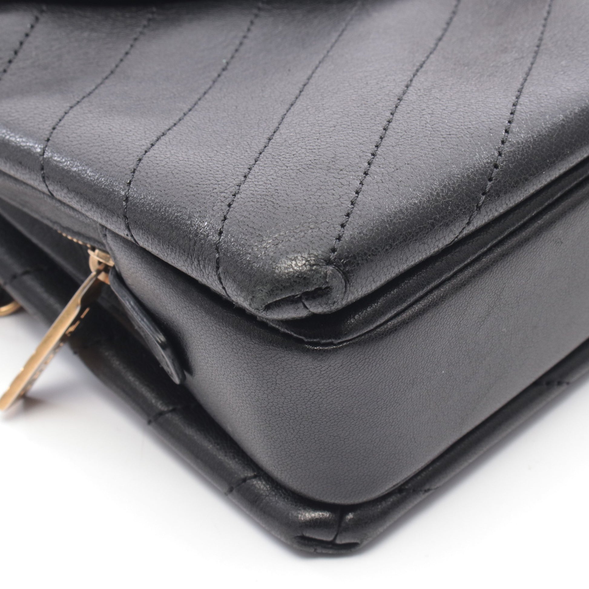 シェブロン Vステッチ チェーンショルダーバッグ レザー ブラック ゴールド金具 シャネル バッグ CHANEL