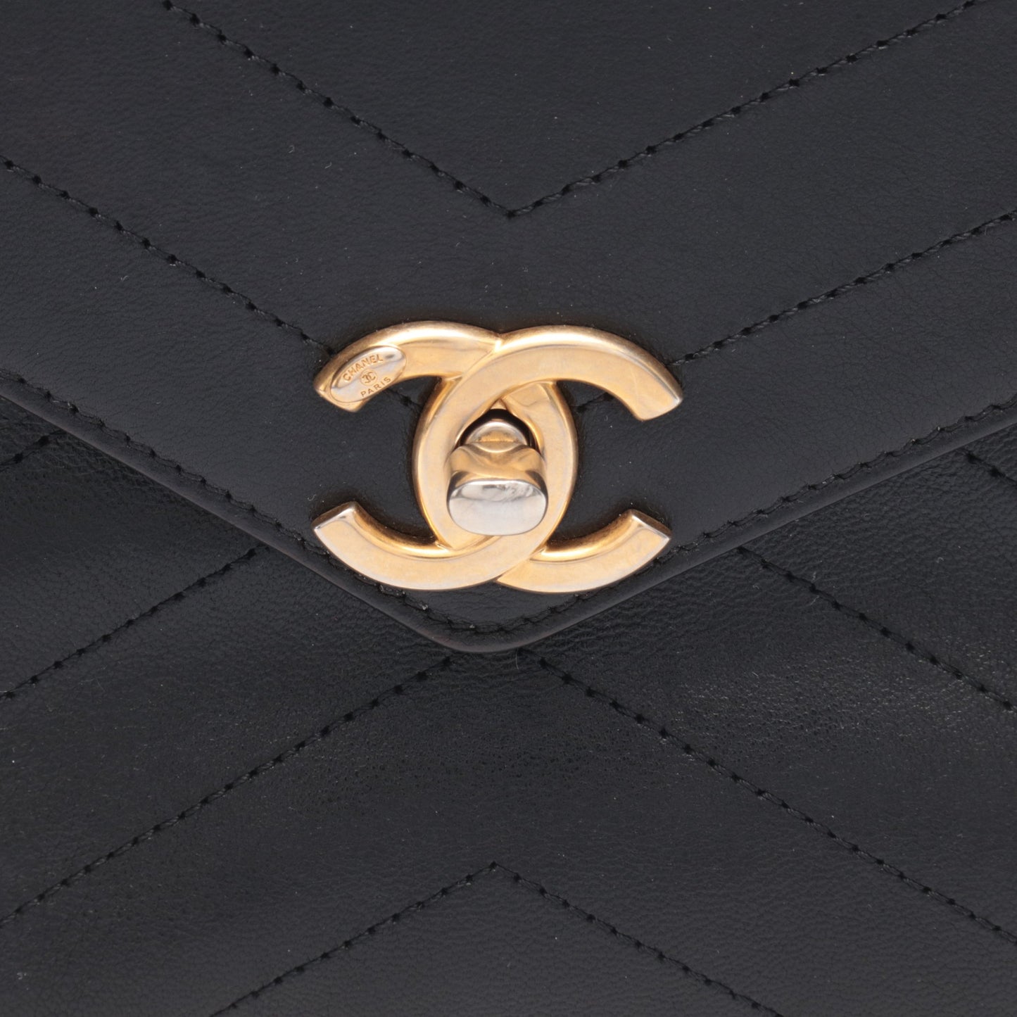 シェブロン Vステッチ チェーンショルダーバッグ レザー ブラック ゴールド金具 シャネル バッグ CHANEL