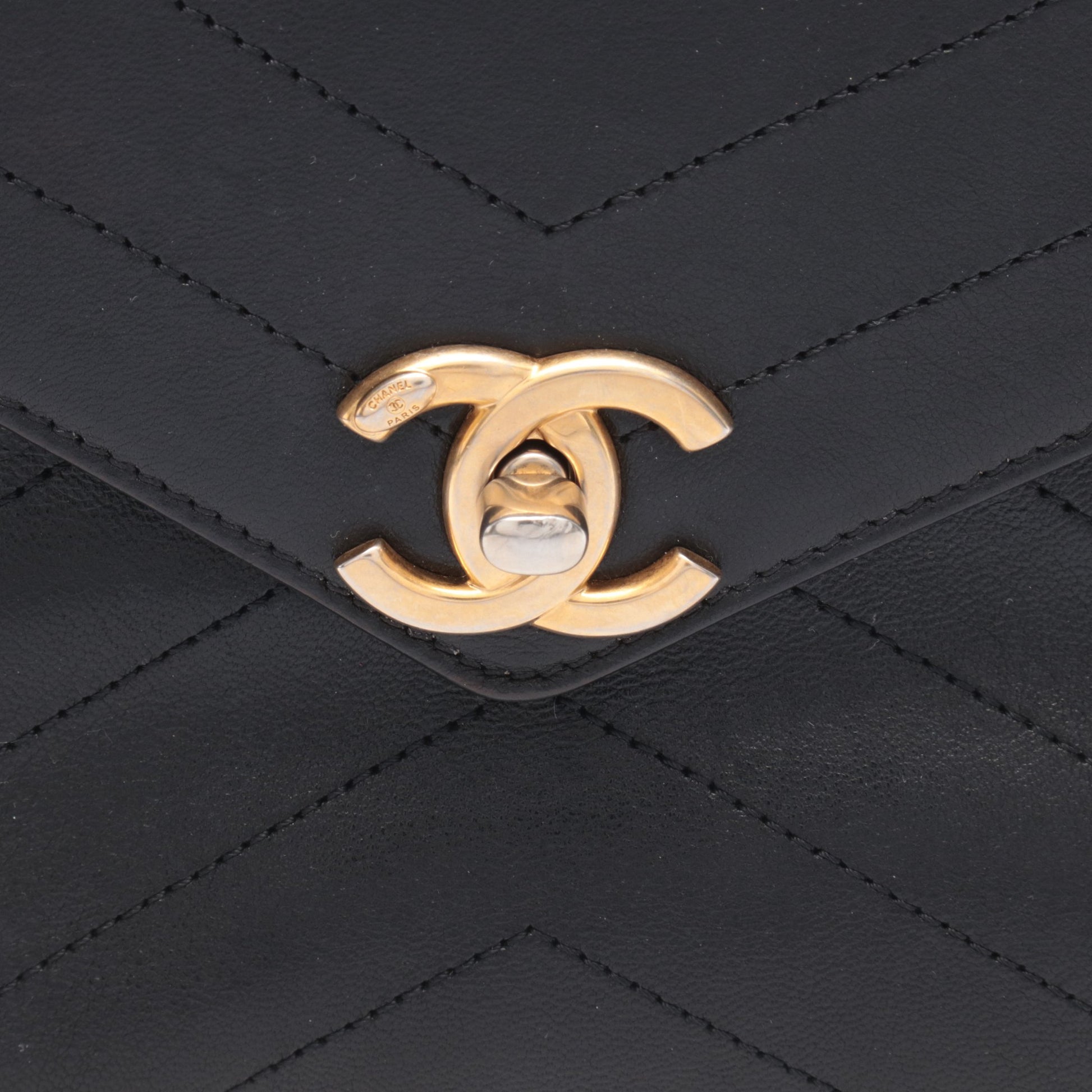 シェブロン Vステッチ チェーンショルダーバッグ レザー ブラック ゴールド金具 シャネル バッグ CHANEL