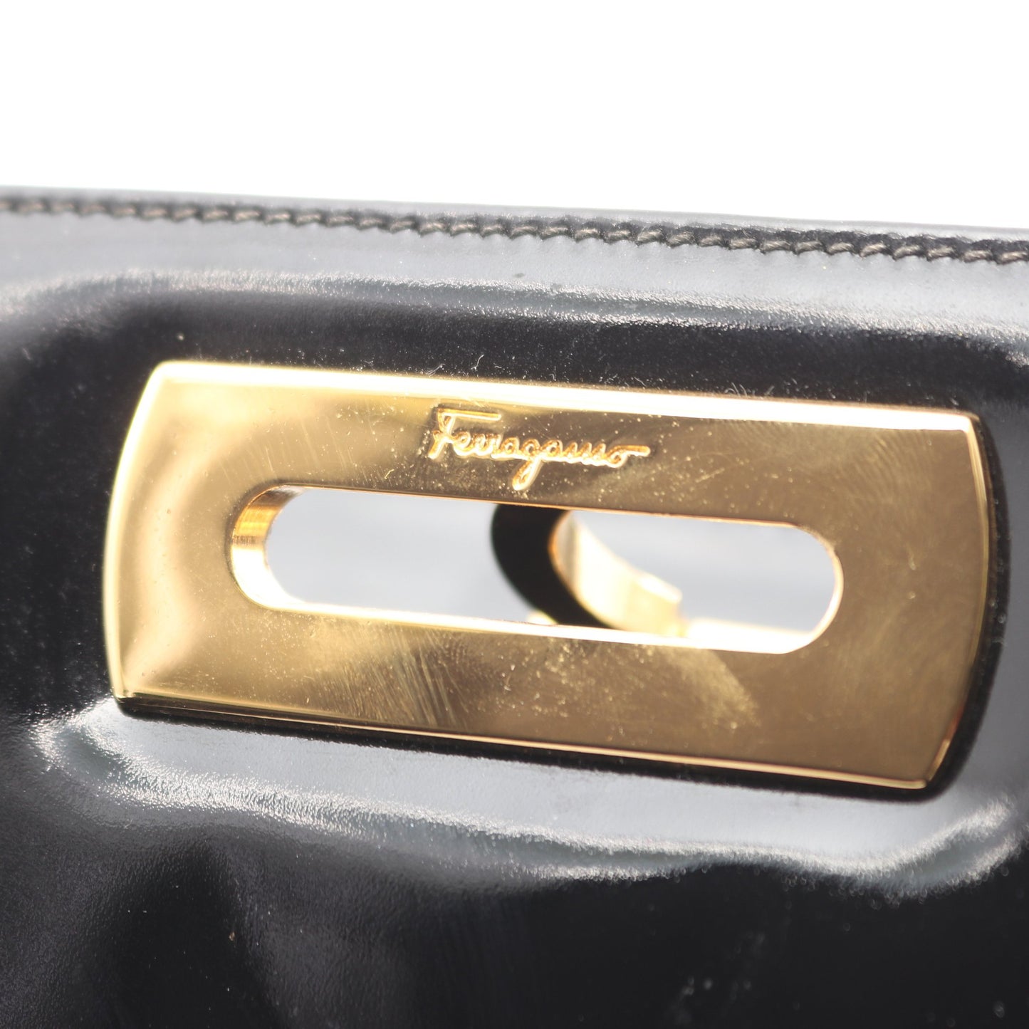 ガンチーニ チェーンショルダーバッグ エナメルレザー ブラック サルヴァトーレフェラガモ バッグ Salvatore Ferragamo