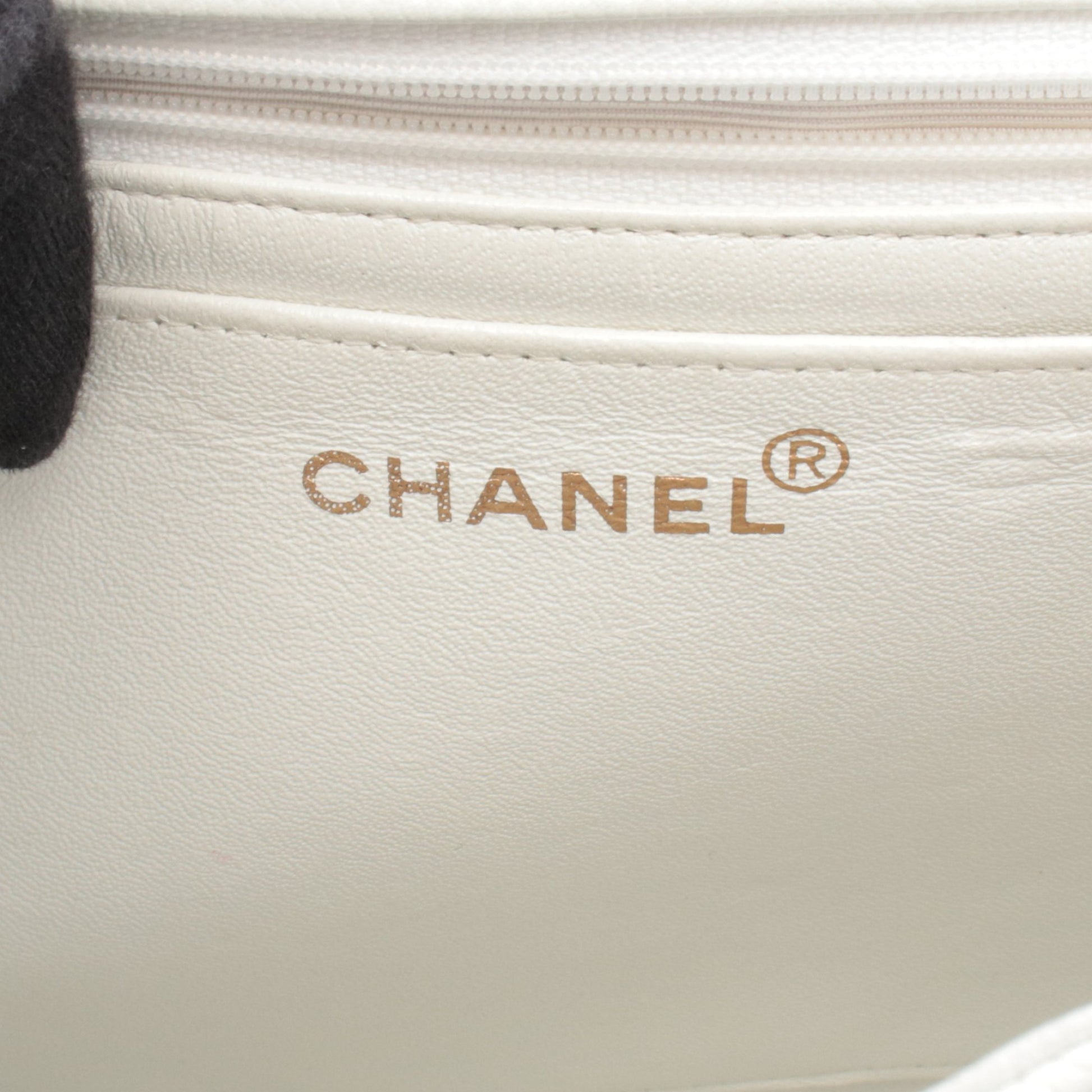 マトラッセ ワンショルダーバッグ キャビアスキン ホワイト ゴールド金具 シャネル バッグ CHANEL
