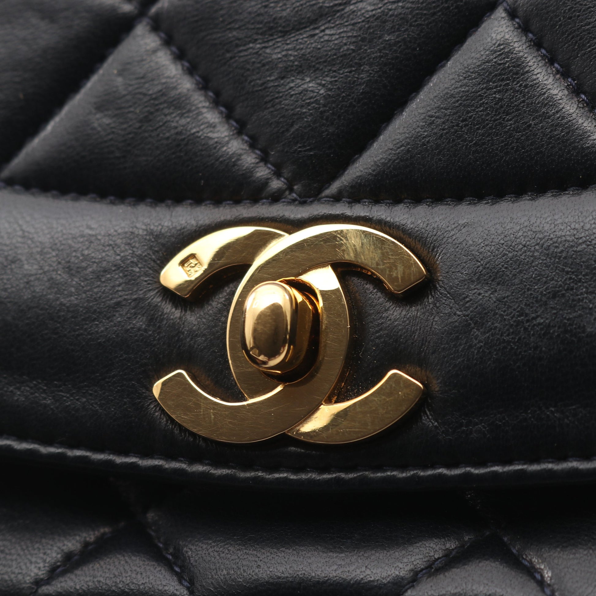 マトラッセ ダイアナフラップ チェーンショルダーバッグ ラムスキン ブラック ゴールド金具 シャネル バッグ CHANEL
