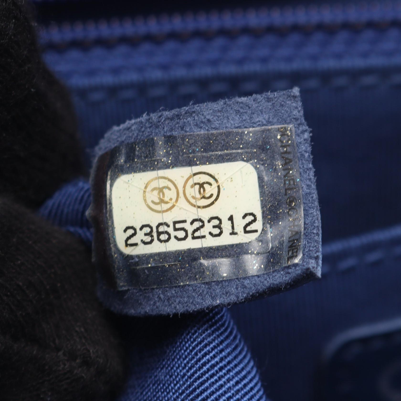 Vステッチ チェーンショルダーバッグ キャビアスキン ダークブルー シルバー金具 シャネル バッグ CHANEL