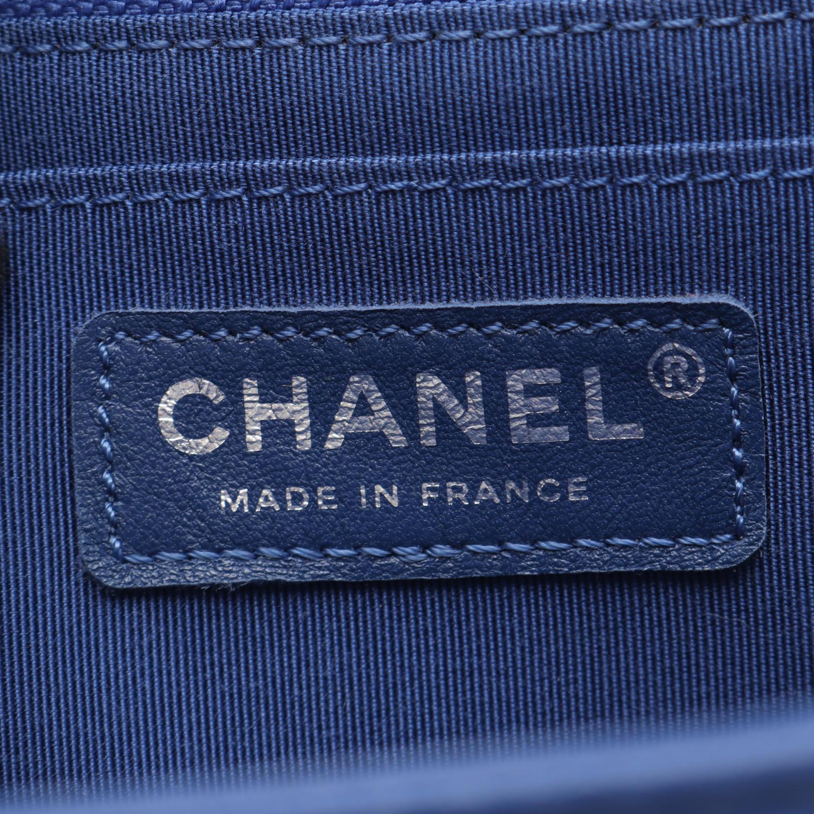 Vステッチ チェーンショルダーバッグ キャビアスキン ダークブルー シルバー金具 シャネル バッグ CHANEL