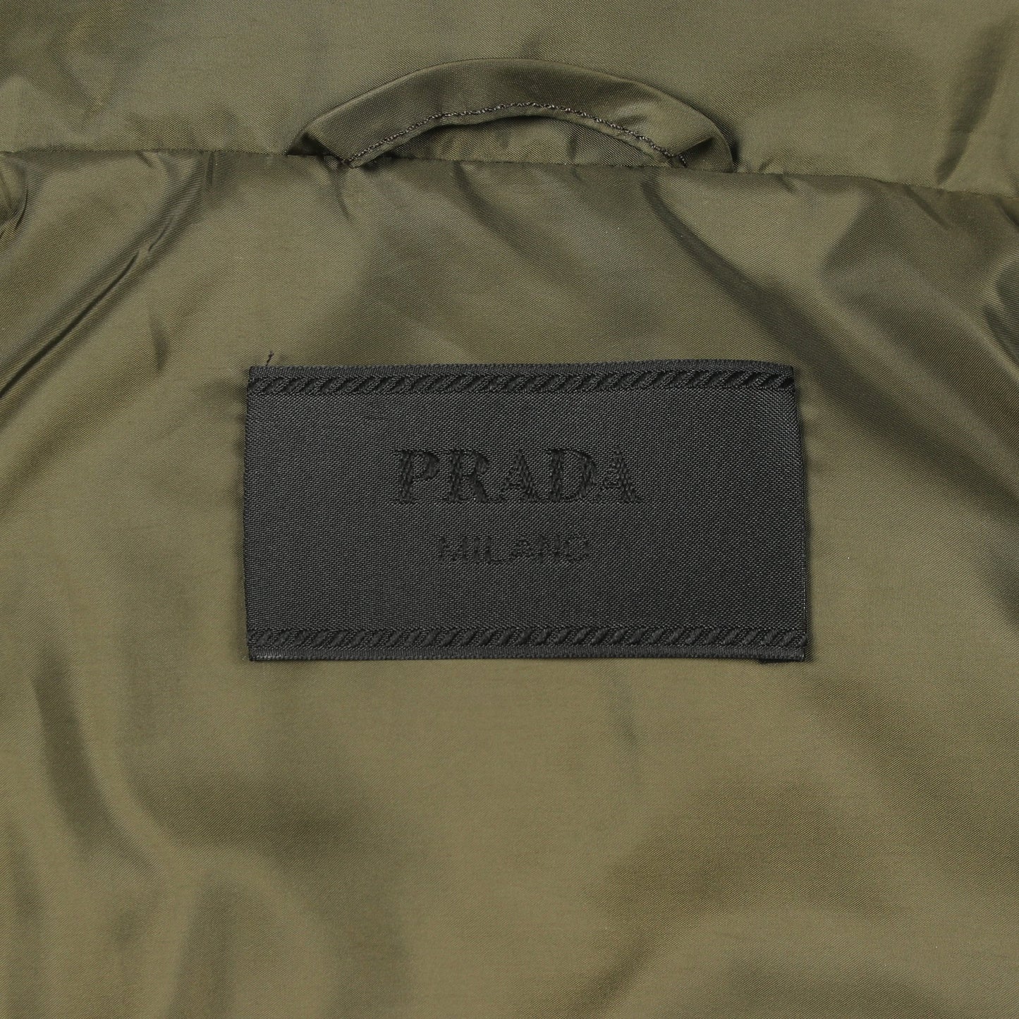 ダウンジャケット カーキグリーン 三角プレート プラダ アウター PRADA