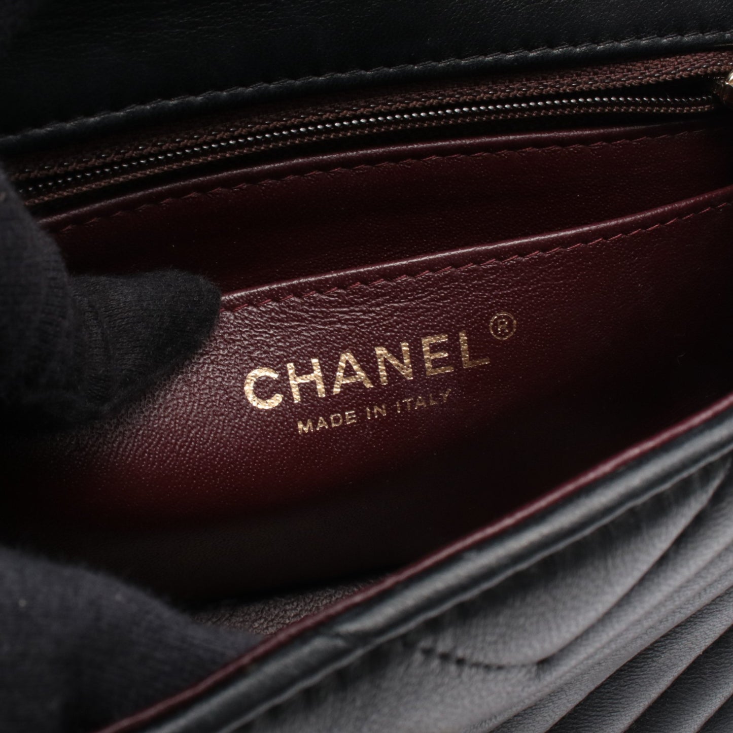 シェブロン Vステッチ ミニ チェーンショルダーバッグ ラムスキン ブラック ゴールド金具 シャネル バッグ CHANEL