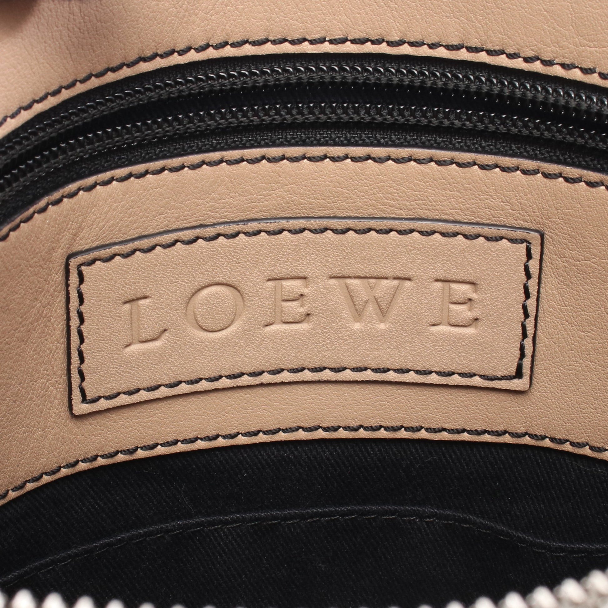 リピートアナグラム ショルダーバッグ レザー ピンクベージュ ロエベ バッグ LOEWE