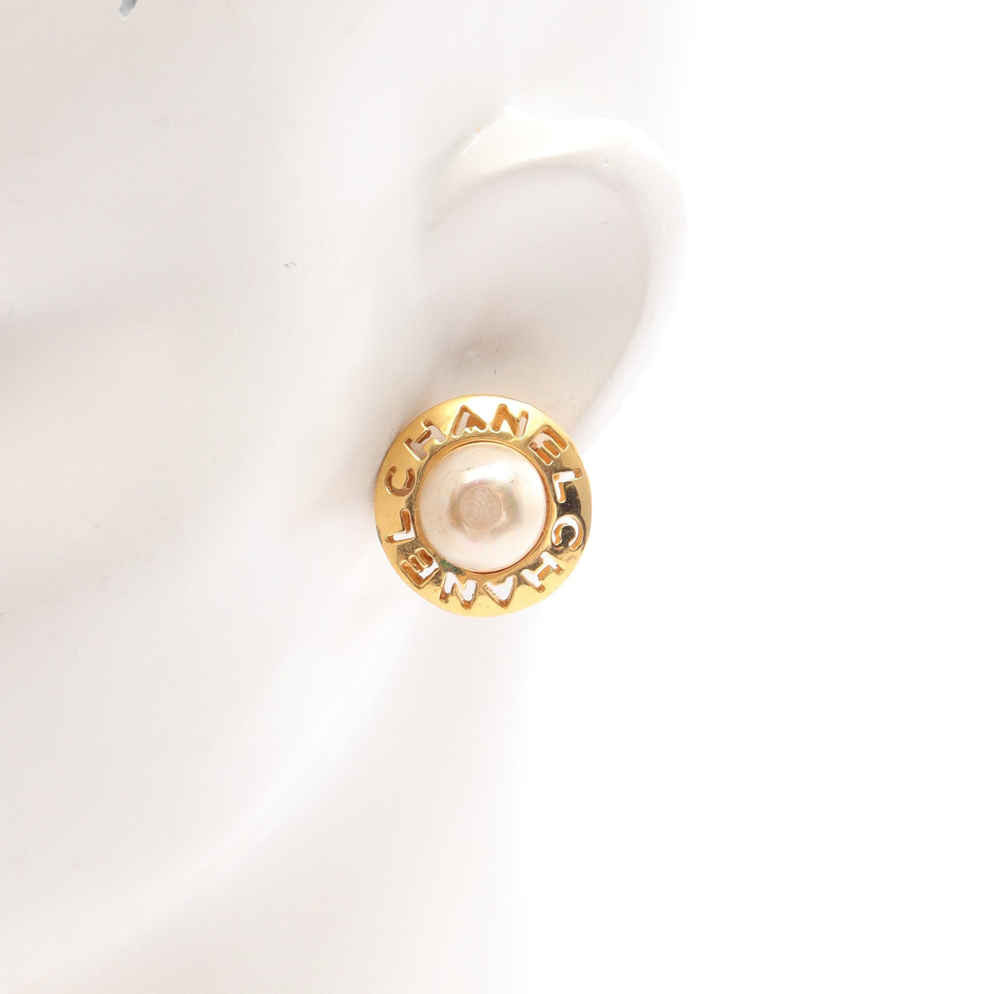 ロゴ ヴィンテージ イヤリング GP フェイクパール ゴールド オフホワイト シャネル アクセサリー CHANEL