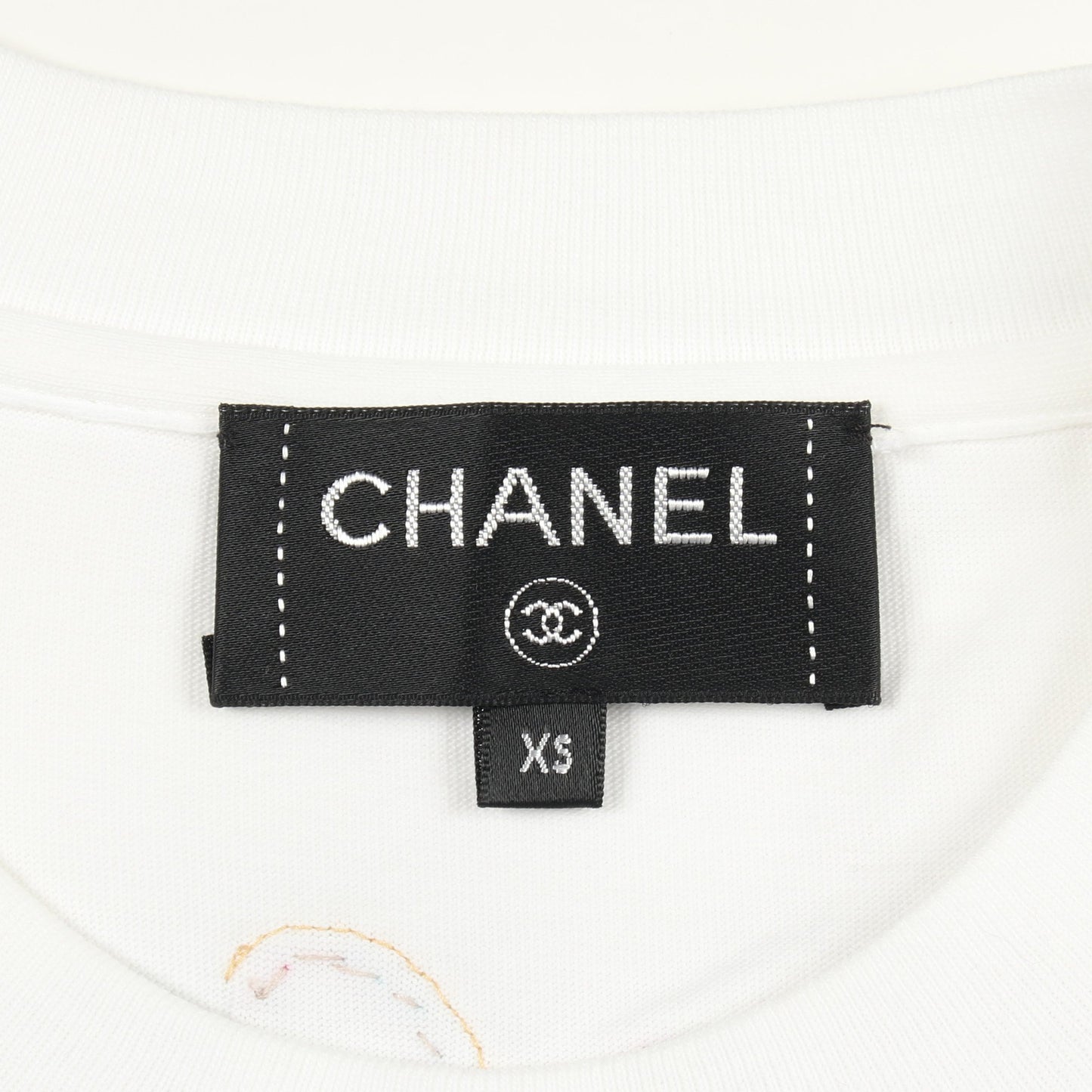 CHANEL × Pharrell Williams ロゴ 半袖Tシャツ コットン ホワイト マルチカラー ビーズ スパンコール シャネル トップス CHANEL