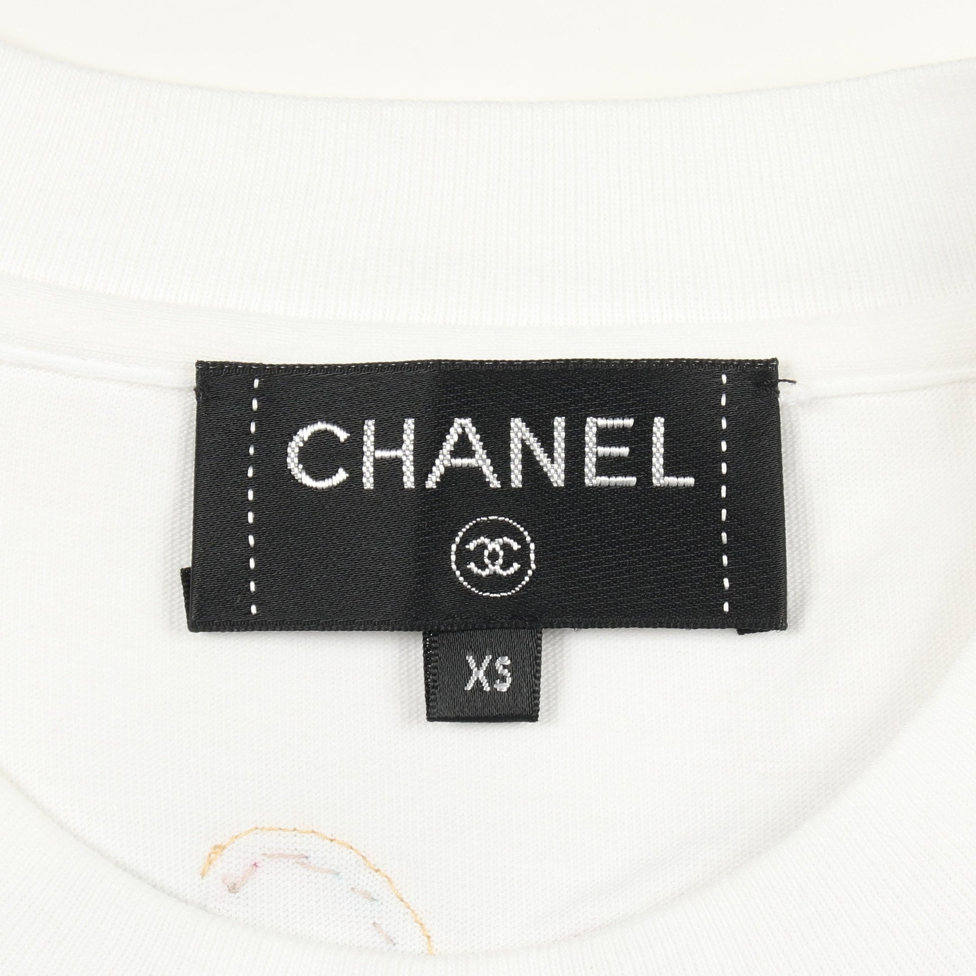 CHANEL × Pharrell Williams ロゴ 半袖Tシャツ コットン ホワイト マルチカラー ビーズ スパンコール シャネル トップス CHANEL
