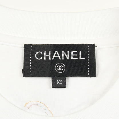 CHANEL × Pharrell Williams ロゴ 半袖Tシャツ コットン ホワイト マルチカラー ビーズ スパンコール シャネル トップス CHANEL
