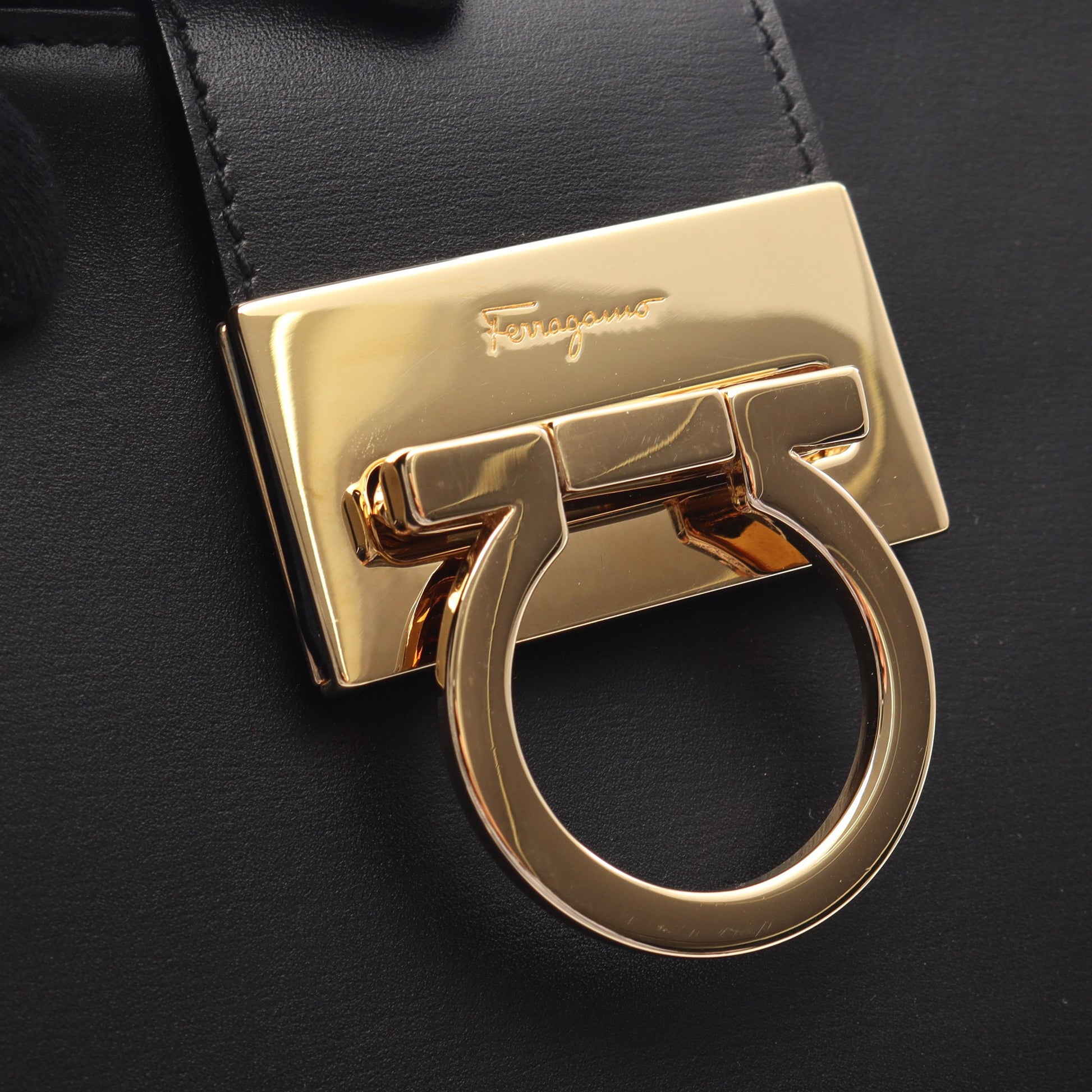 ガンチーニ ワンショルダーバッグ レザー ブラック サルヴァトーレフェラガモ バッグ Salvatore Ferragamo