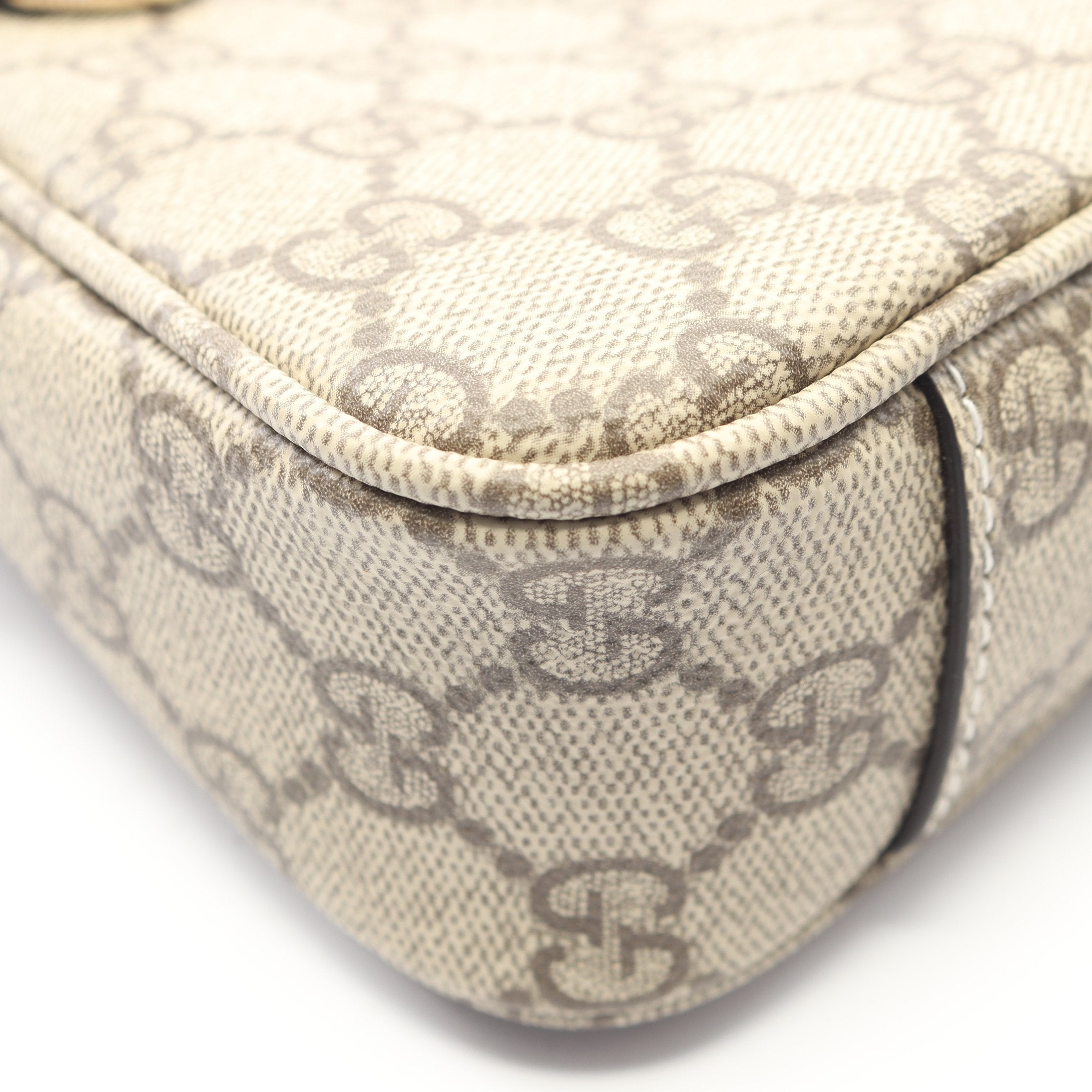 美品　GUCCI クラッチバッグ GG レザー ロゴ ベージュ ブラウン 金 GGエンブレム スモール ショルダーバッグ PVC レザー ベージュ