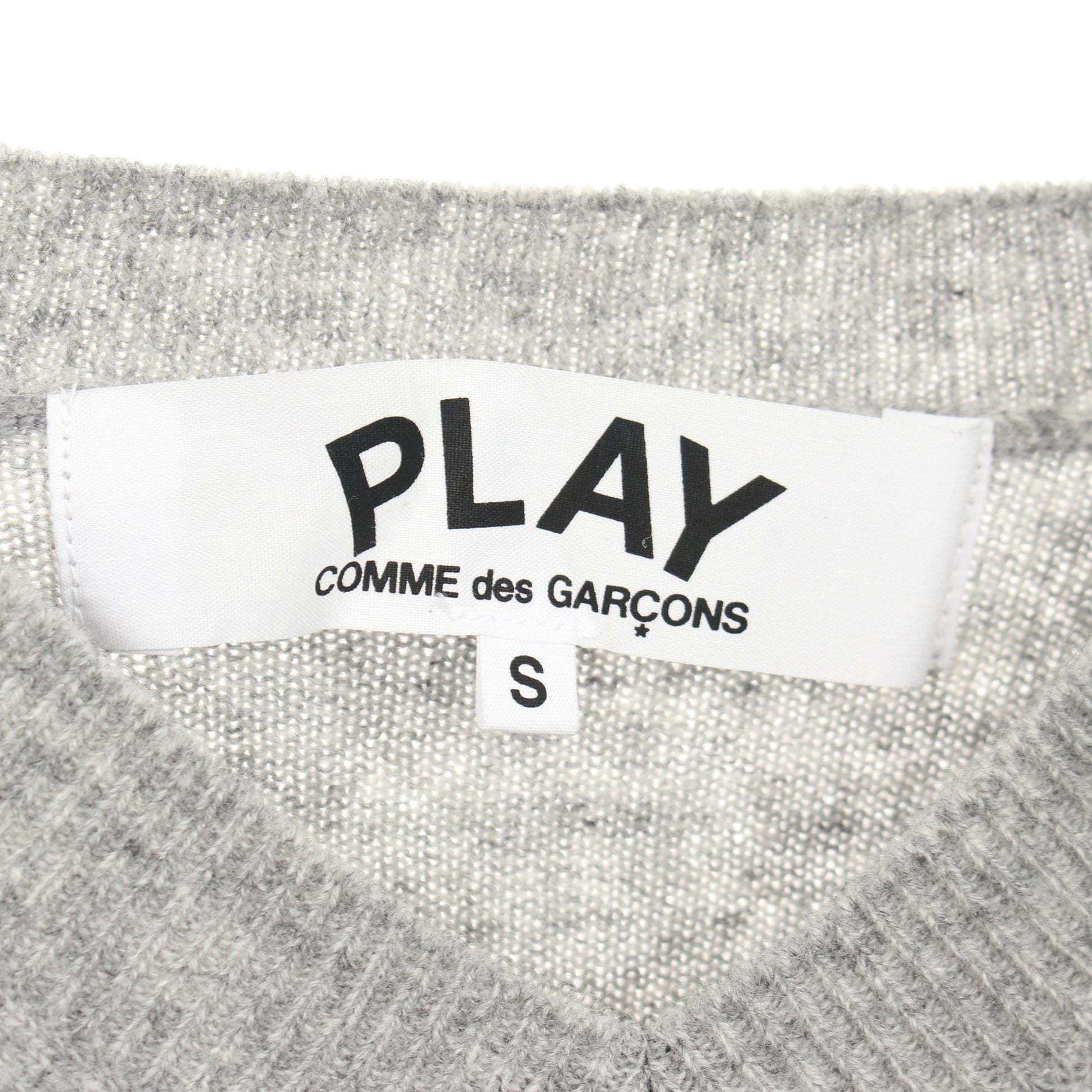 パートパッチ Vネック ニット ウール グレー プレイコムデギャルソン トップス PLAY COMME des GARCONS