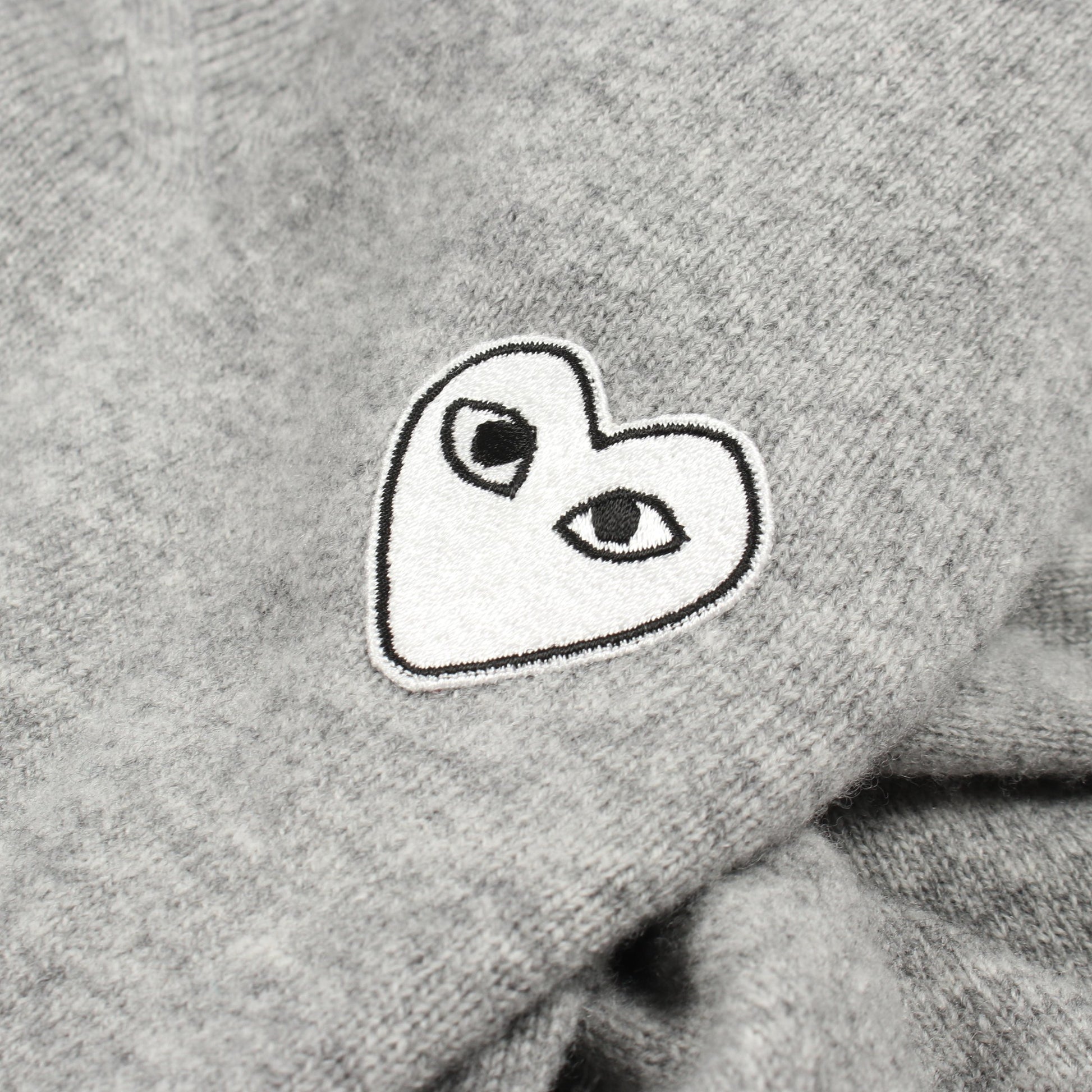 パートパッチ Vネック ニット ウール グレー プレイコムデギャルソン トップス PLAY COMME des GARCONS