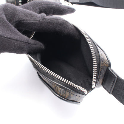 マルチポケットバッグ トリオンフ ボディバッグ PVC レザー ブラック ブラウン セリーヌ