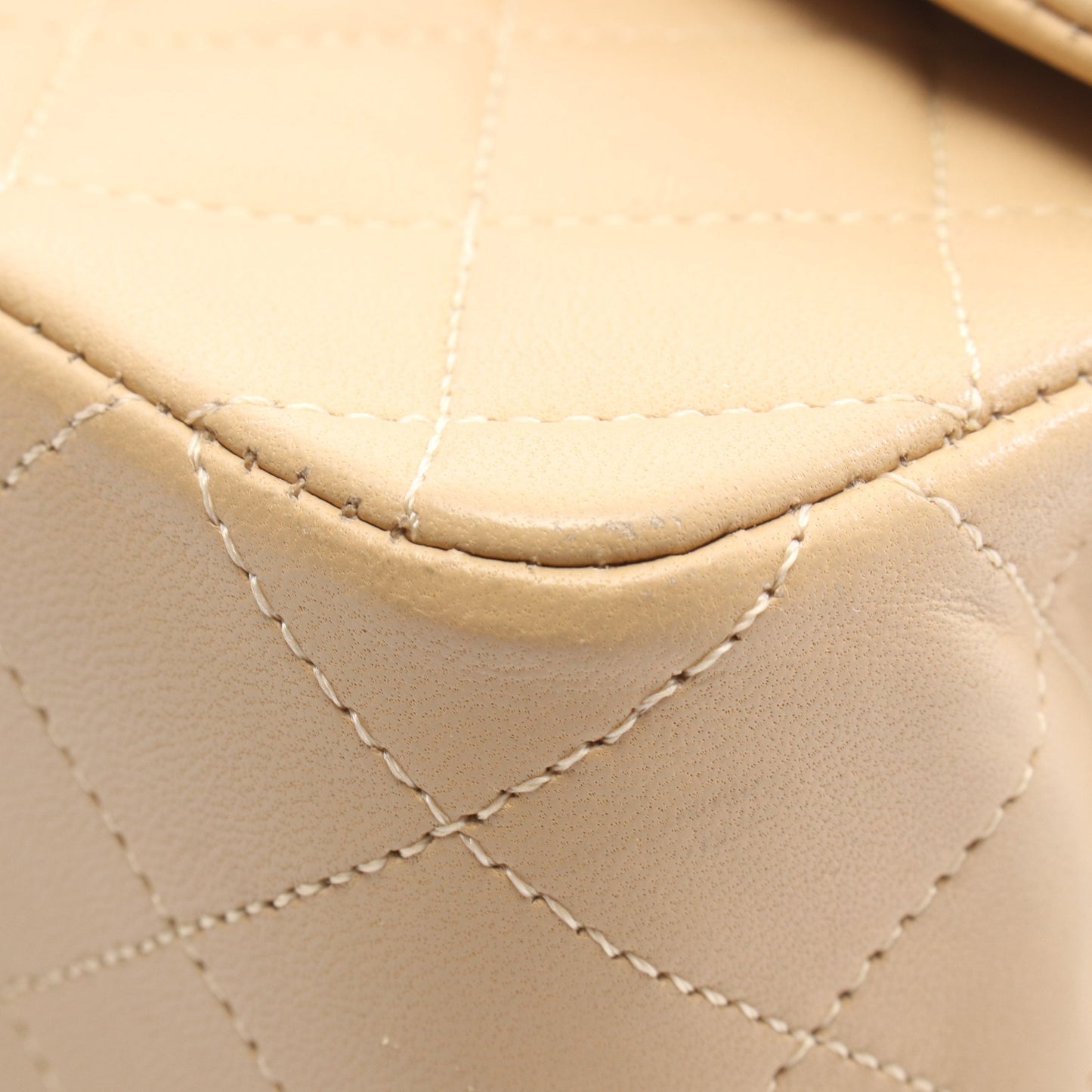 マトラッセ Wフラップ Wチェーンショルダーバッグ ラムスキン ベージュ ゴールド金具 シャネル