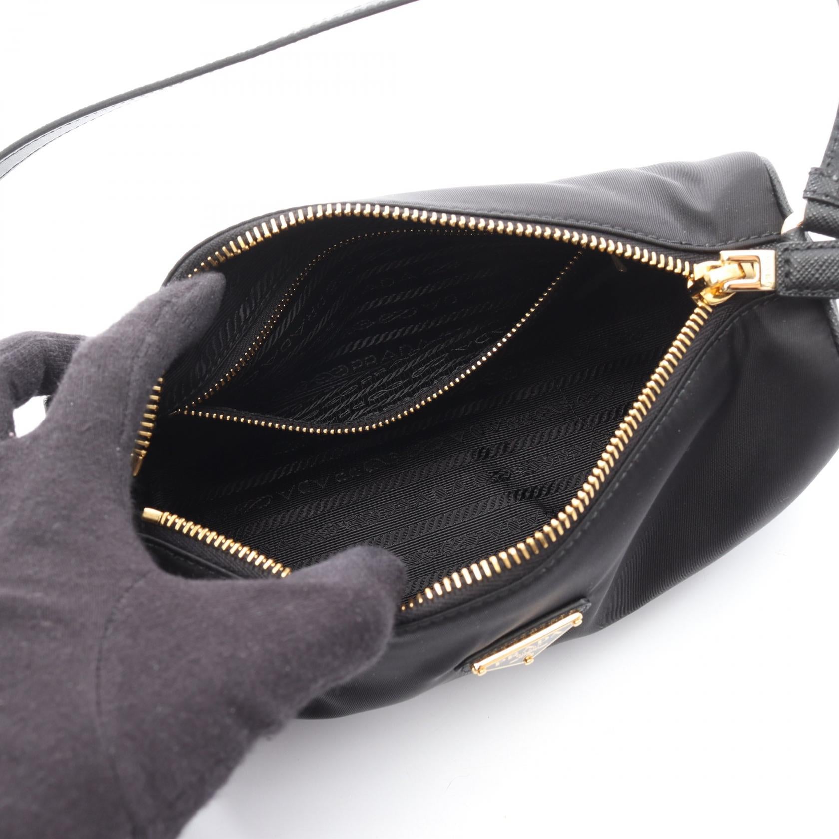 プラダ PRADA Re-Nylon ポーチ TESSUTO+SAFFIAN ショルダーバッグ バッグ ナイロン サフィアーノレザー レディース ブラック系 1NE0582C05F0002 【新品】 ブラック Re-Nylon xサフィアーノレザー ショルダーバッグ | PRADA - 日本