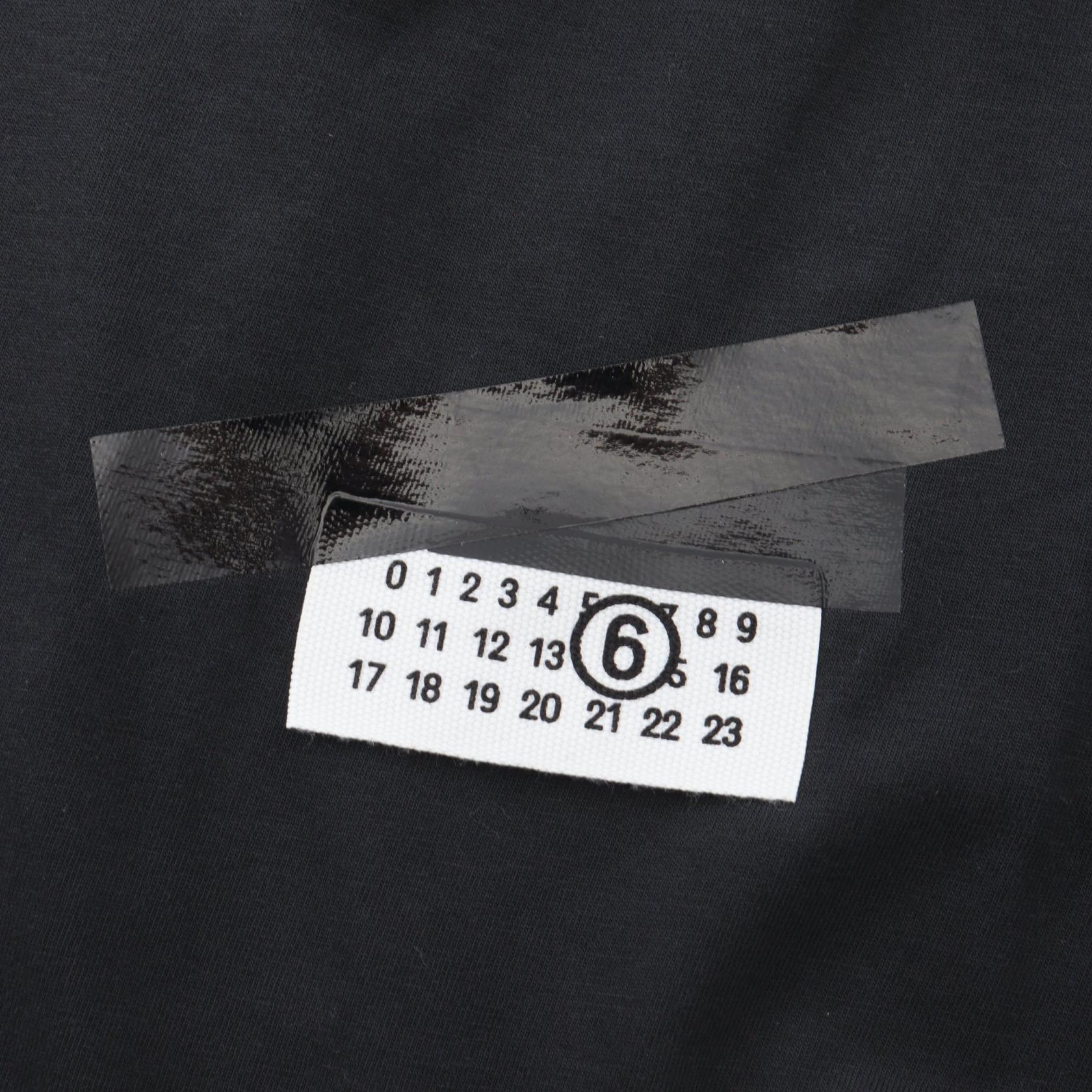 MM6 エムエムシックス 半袖Tシャツ テープドラベル ナンバリングロゴ テープドラベル ナンバリングロゴ 半袖Tシャツ コットン ブラック