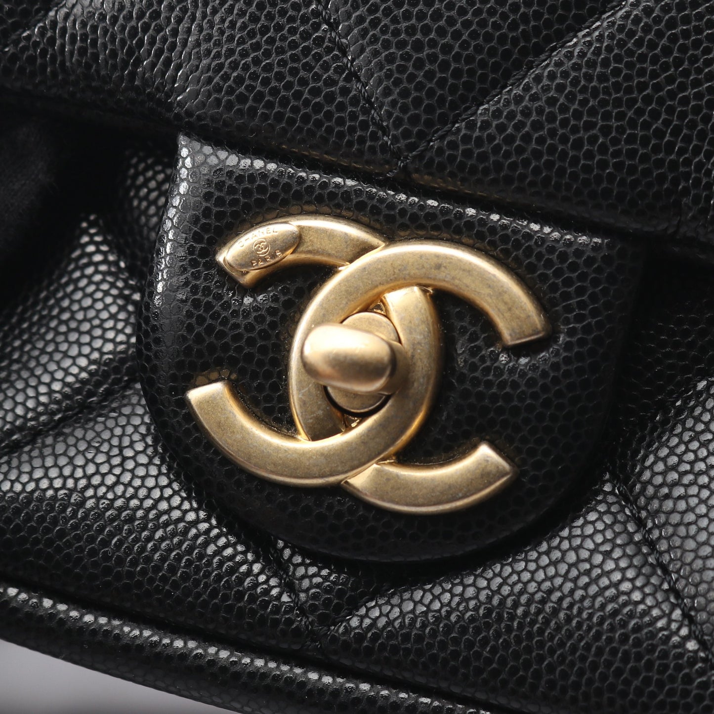 マトラッセ チェーンショルダーバッグ メダル装飾 キャビアスキン ブラック ゴールド金具 シャネル バッグ CHANEL