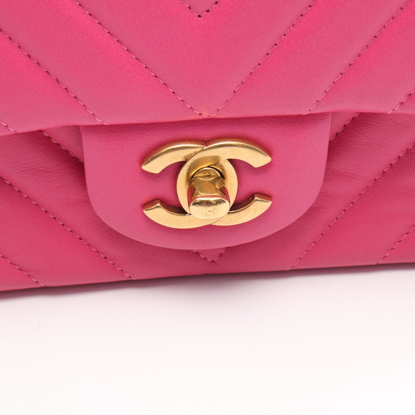 シェブロン Vステッチ ミニ 20 チェーンショルダーバッグ レザー ピンク ゴールド金具 シャネル バッグ CHANEL