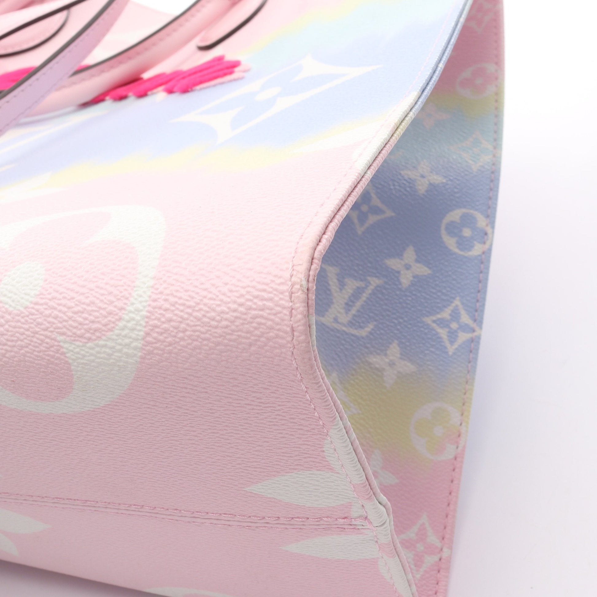 オンザゴー GM LVエスカル パステル ショルダーバッグ PVC レザー ピンク マルチカラー 沖縄限定 2WAY ルイヴィトン バッグ LOUIS VUITTON