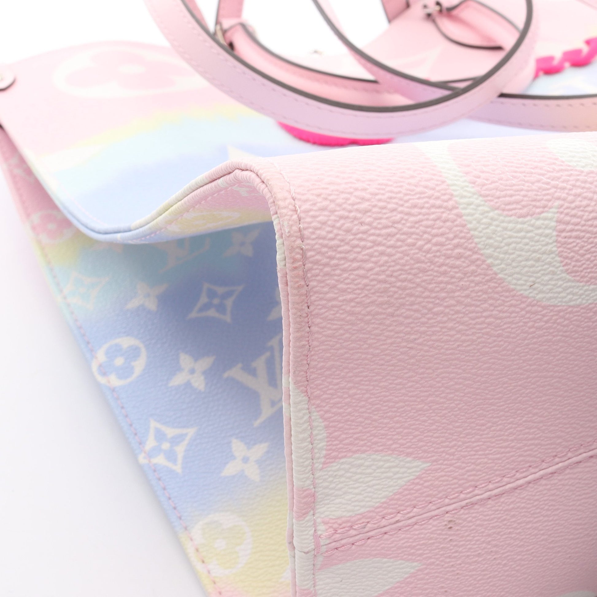 オンザゴー GM LVエスカル パステル ショルダーバッグ PVC レザー ピンク マルチカラー 沖縄限定 2WAY ルイヴィトン バッグ LOUIS VUITTON