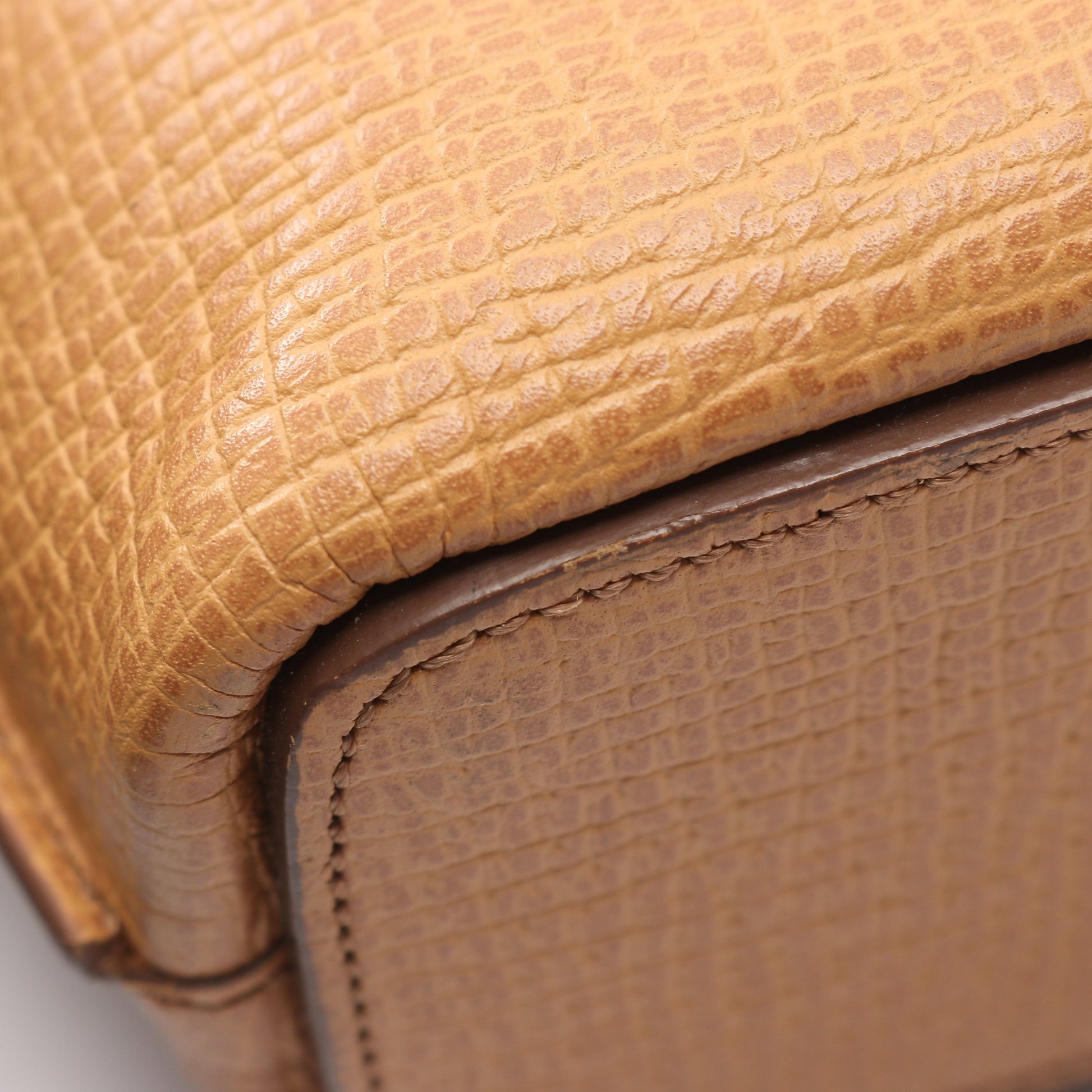 ハンドバッグ ロゴ型押し レザー ベージュ ロエベ バッグ LOEWE