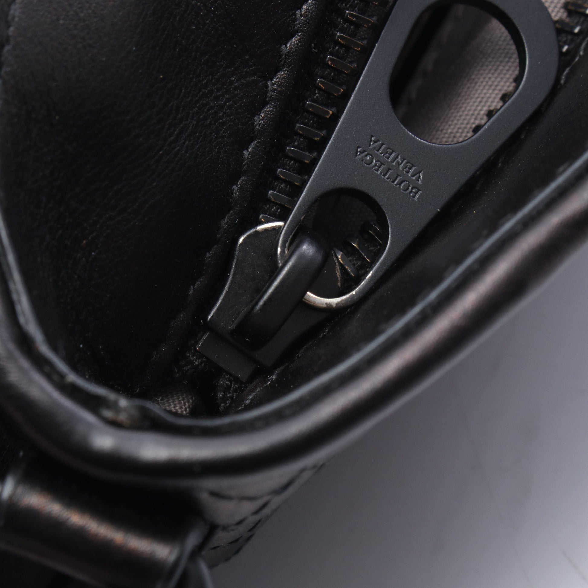 イントレチャート ショルダーバッグ レザー ダークブラウン ブラック ボッテガヴェネタ バッグ BOTTEGA VENETA
