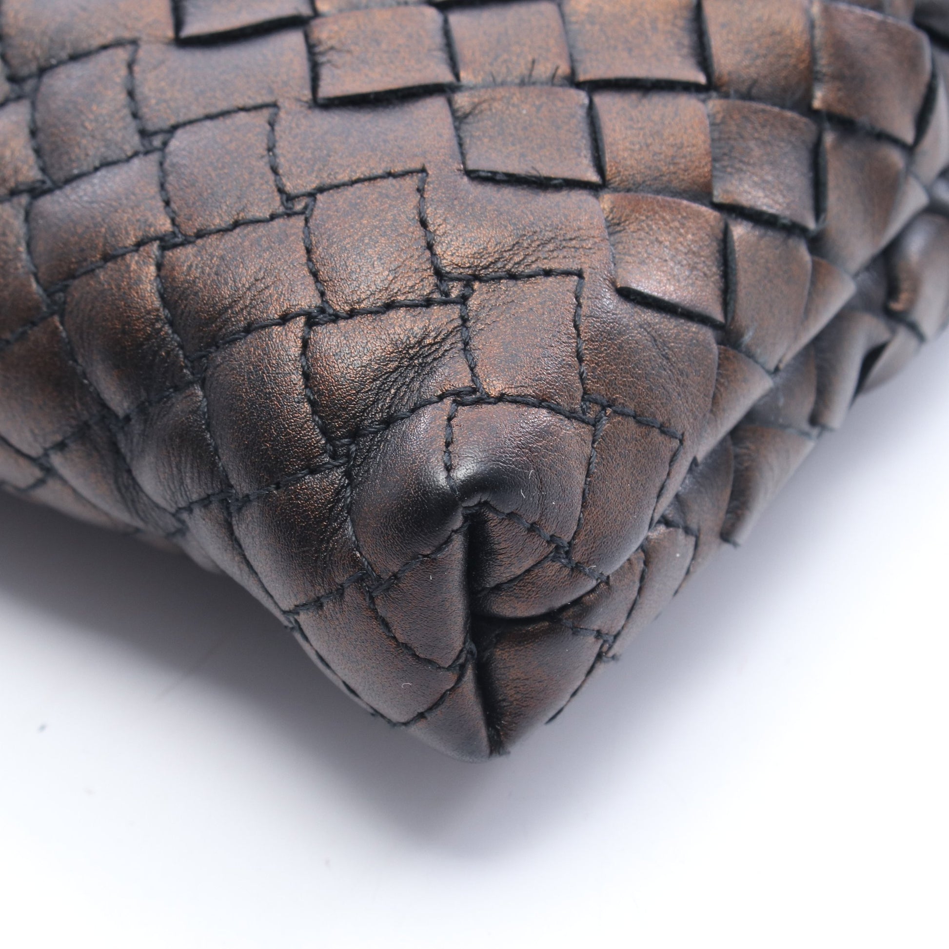 イントレチャート ショルダーバッグ レザー ダークブラウン ブラック ボッテガヴェネタ バッグ BOTTEGA VENETA