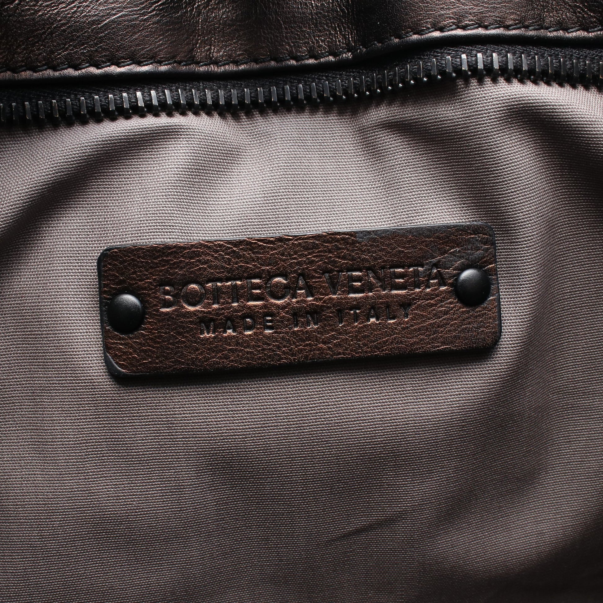 イントレチャート ショルダーバッグ レザー ダークブラウン ブラック ボッテガヴェネタ バッグ BOTTEGA VENETA