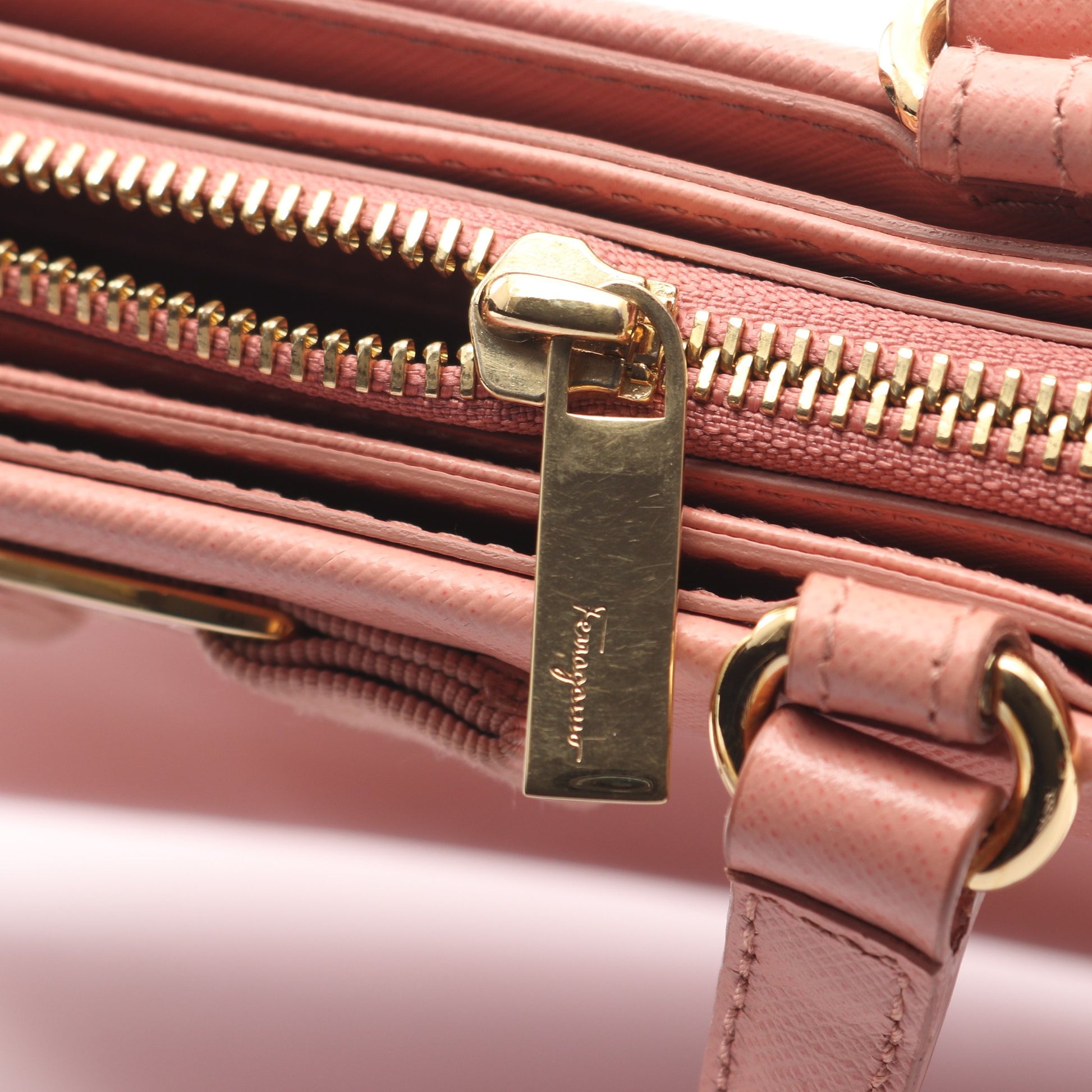 ヴァラリボン 2WAY ハンドバッグ レザー ピンク サルヴァトーレフェラガモ バッグ Salvatore Ferragamo
