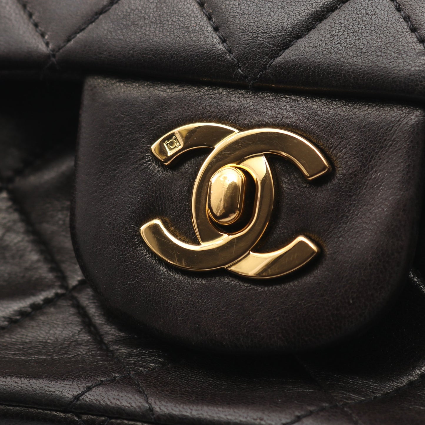 マトラッセ Wフラップ Wチェーンショルダーバッグ ラムスキン ブラック ゴールド金具 シャネル バッグ CHANEL