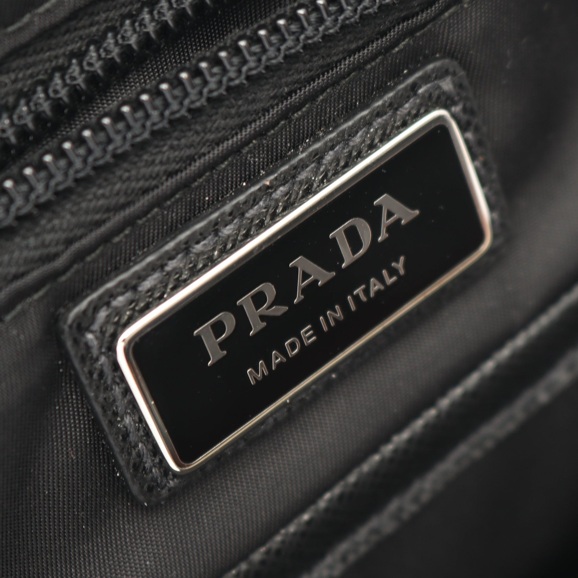 Re-Nylon ボディバッグ ナイロン サフィアーノレザー ブラック プラダ バッグ PRADA