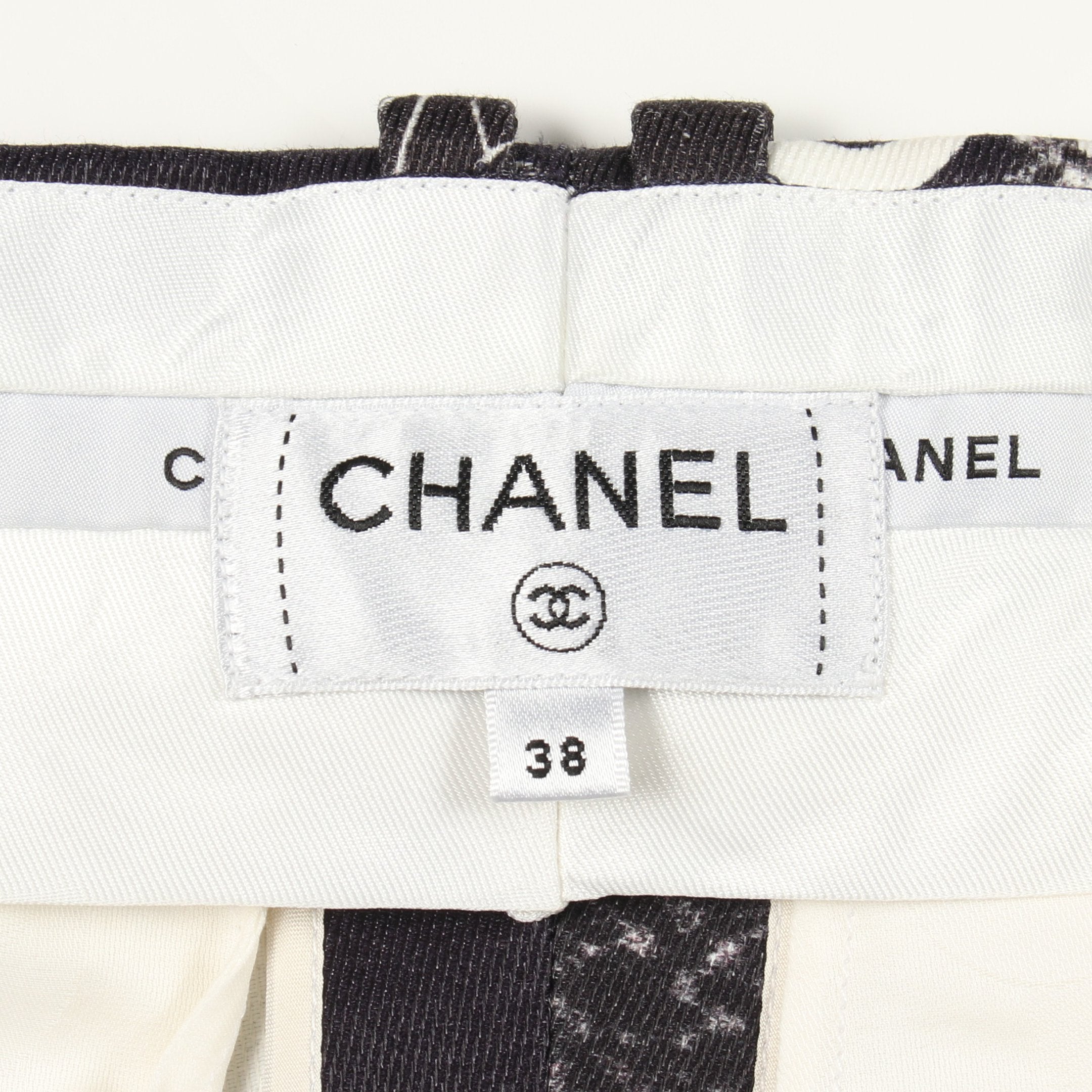 CHANELシャネル　ロゴカメリア　ココマークボタン　ハイウエストショートパンツ ショート パンツ - ミックス ファイバー、ブラック & ホワイト