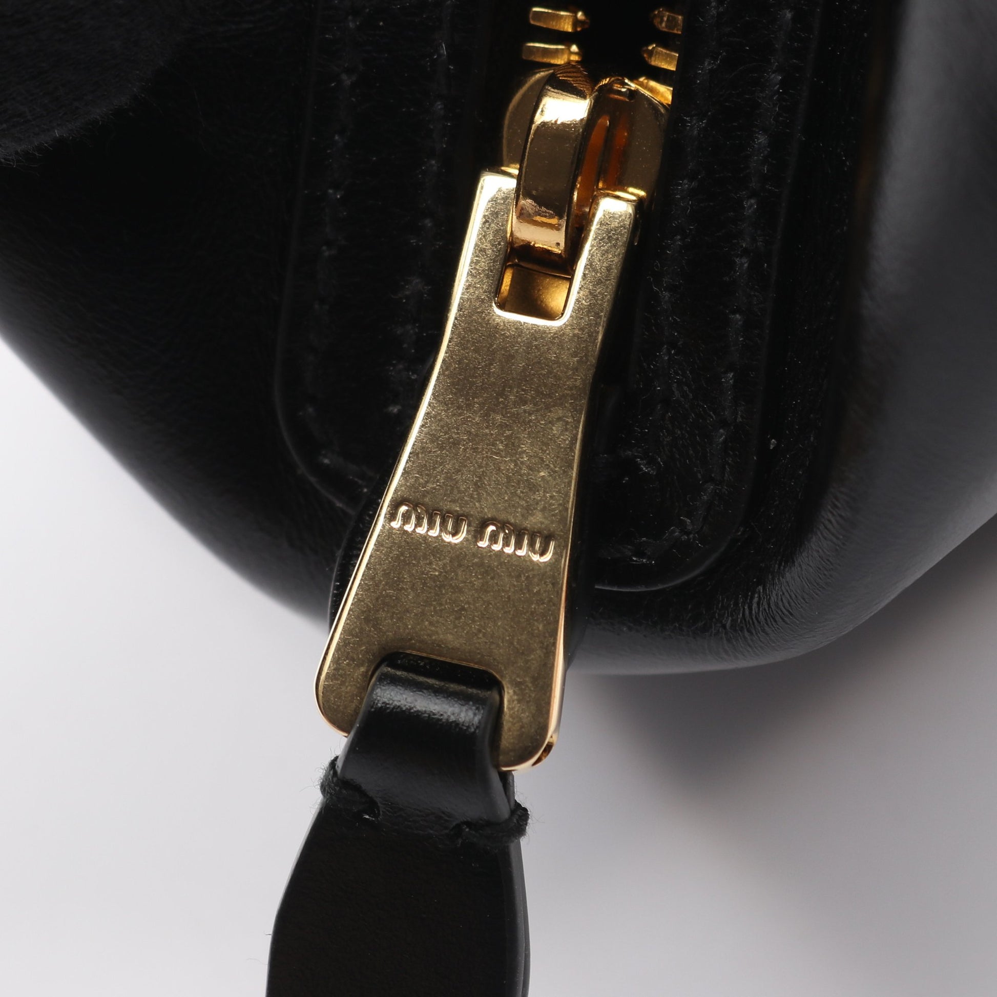 SOFTY SHINE ハンドバッグ レザー ブラック ミュウミュウ バッグ miu miu