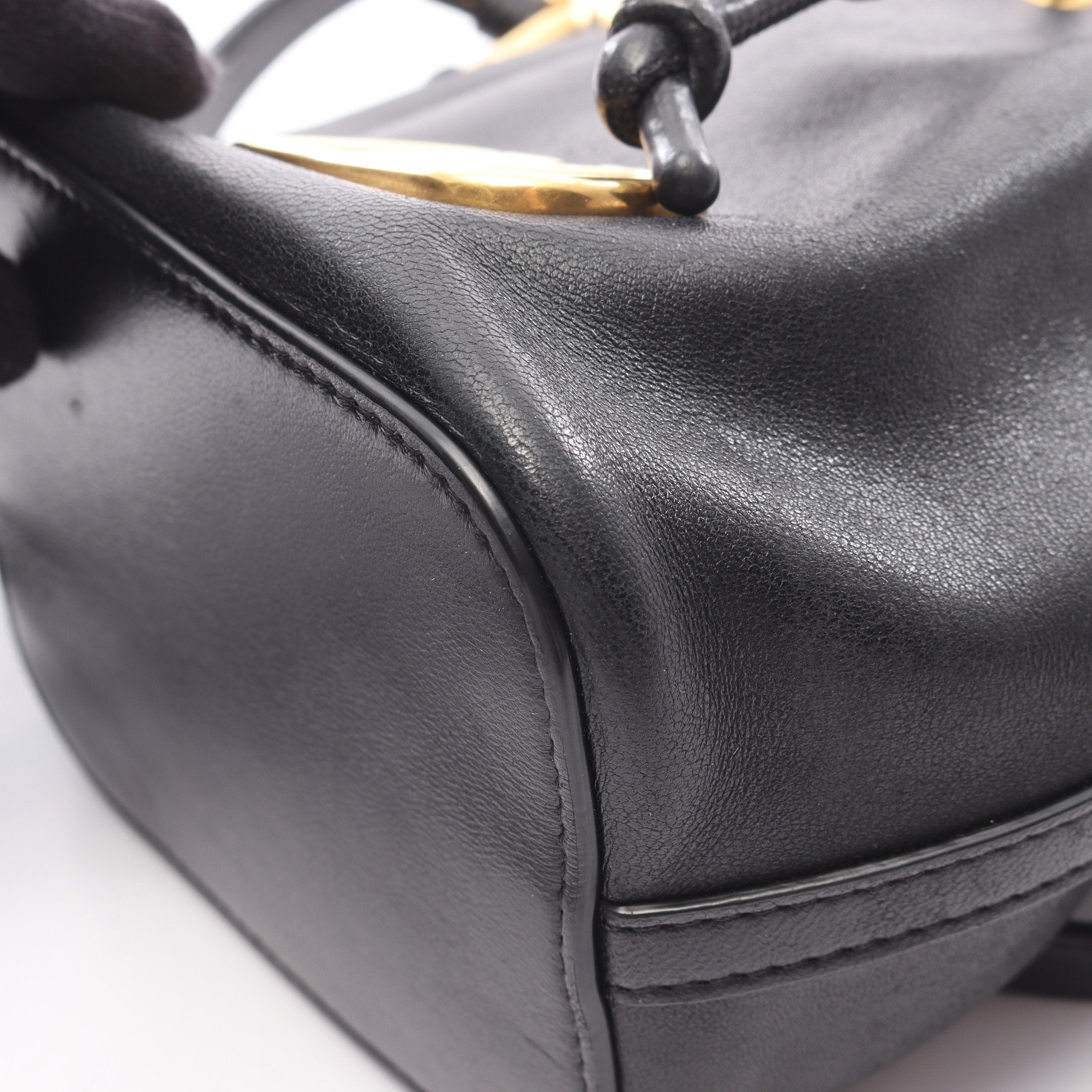 Vロゴ シグネチャー バケットバッグ ミニ 2WAY ハンドバッグ レザー