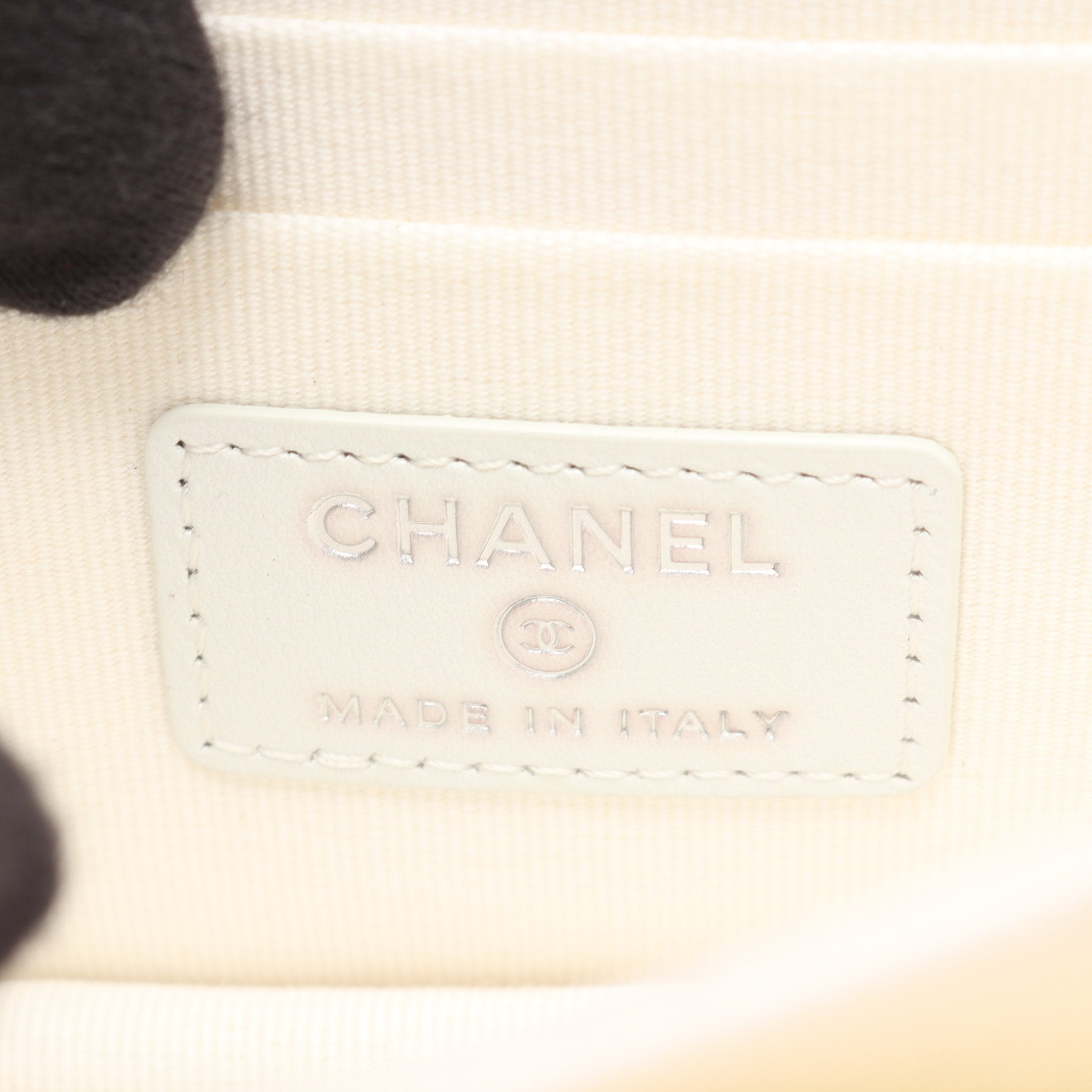 CHANEL チェーンウォレット　ショルダーバッグ　シルバー　ラム　マトラッセ マトラッセ パールチェーン ショルダーウォレット ラムスキン ホワイト