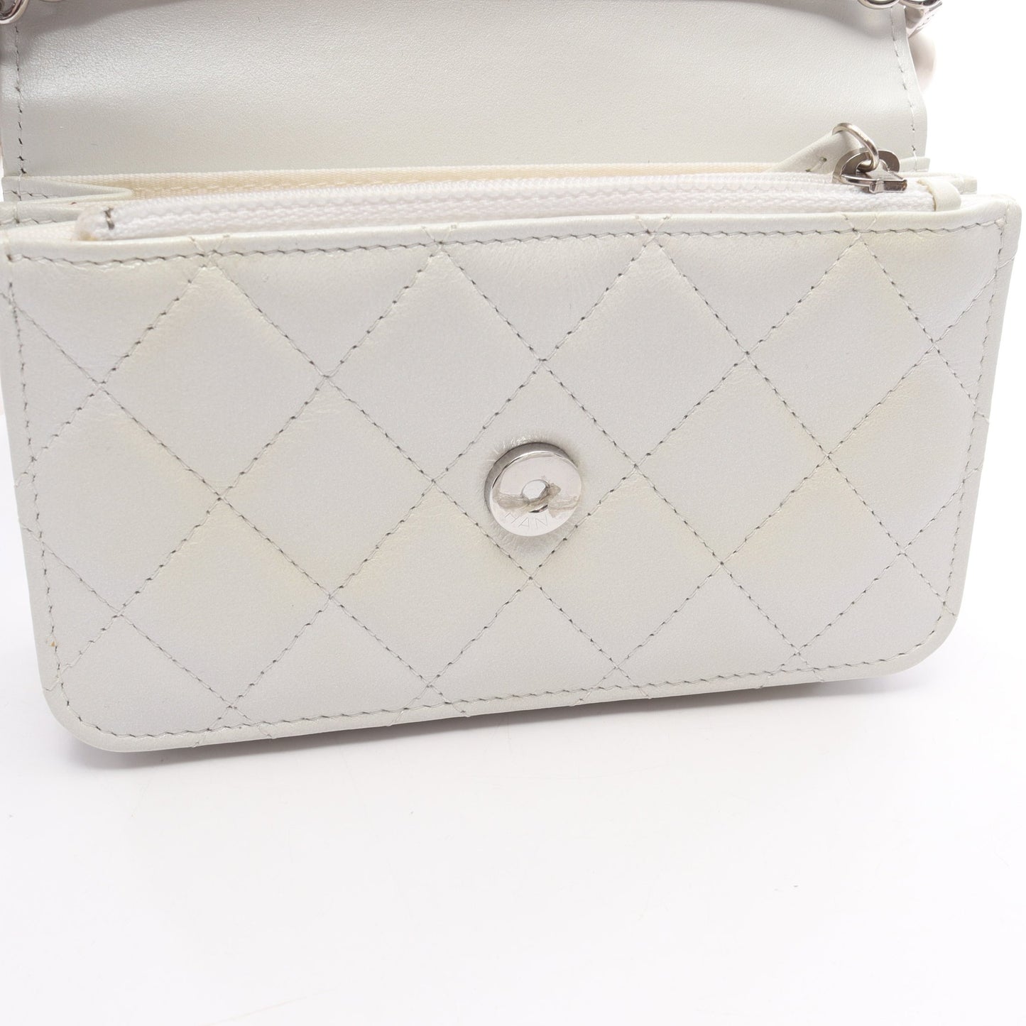 マトラッセ パールチェーン ショルダーウォレット ラムスキン ホワイト シルバー金具 シャネル バッグ CHANEL