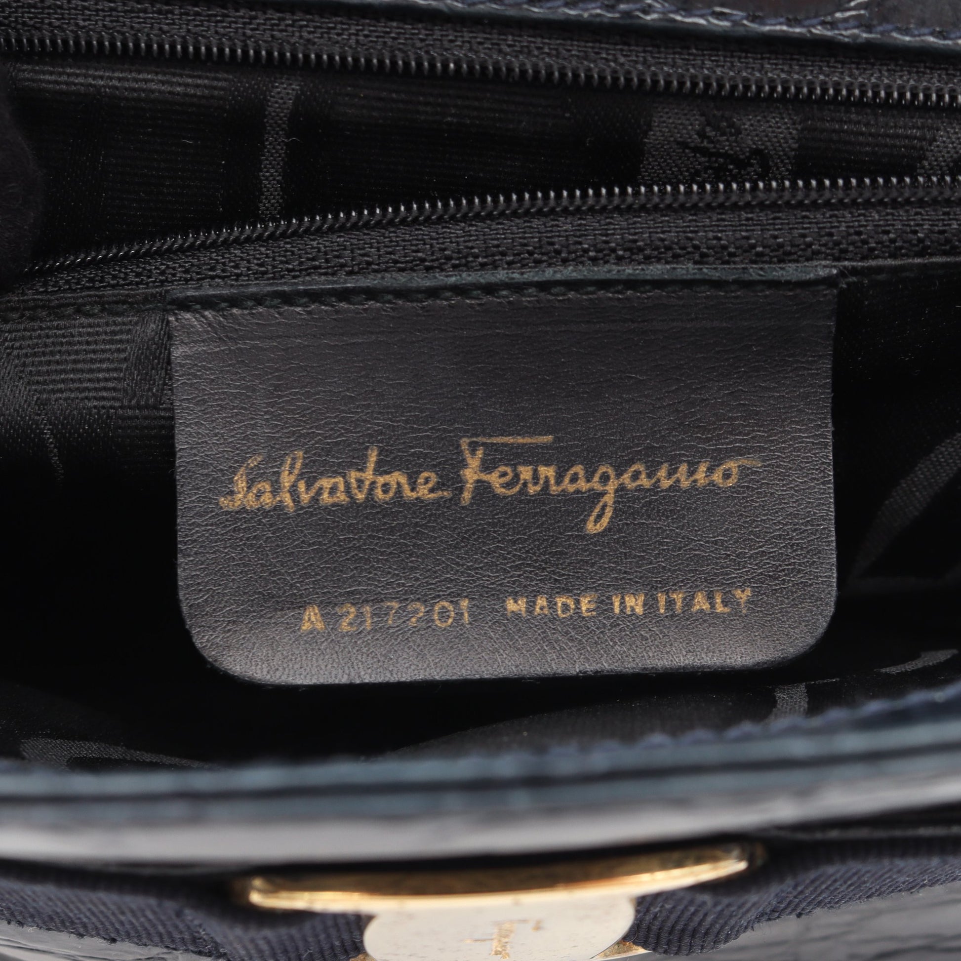ヴァラ クロコ型押し ハンドバッグ レザー ダークネイビー サルヴァトーレフェラガモ バッグ Salvatore Ferragamo