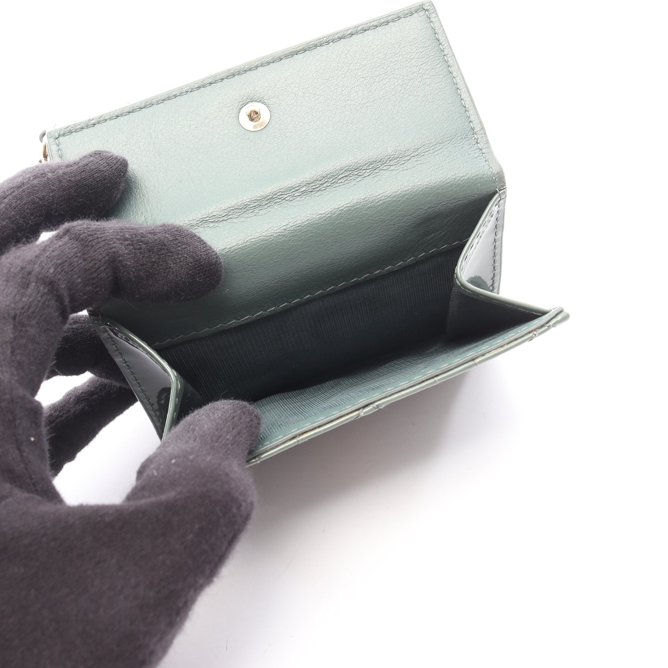 Dior三つ折り財布 グレー エナメル レディディオール カナージュ 三つ折り財布 エナメルレザー グレー